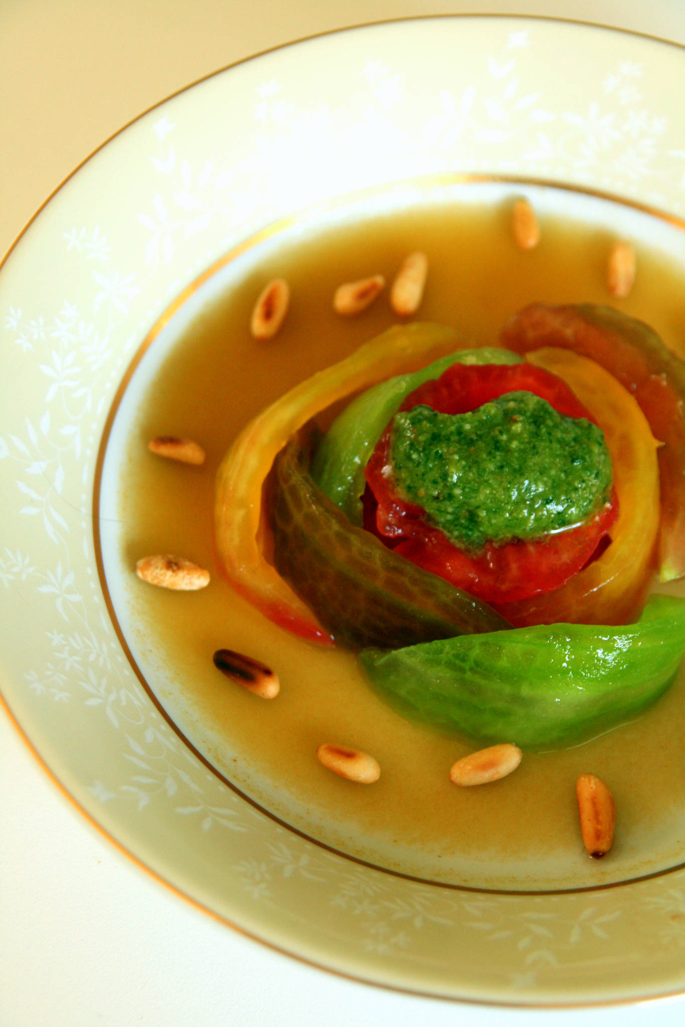 Salade de tomates multicolores, gelée d'eau de tomates, pesto basilic