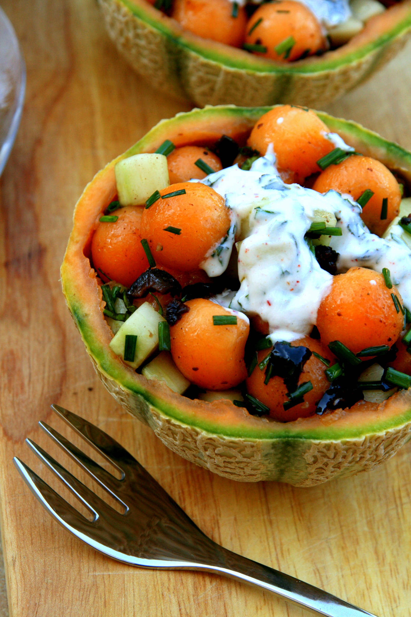 Salade melon, concombre & olives noires, sauce yaourt à la menthe