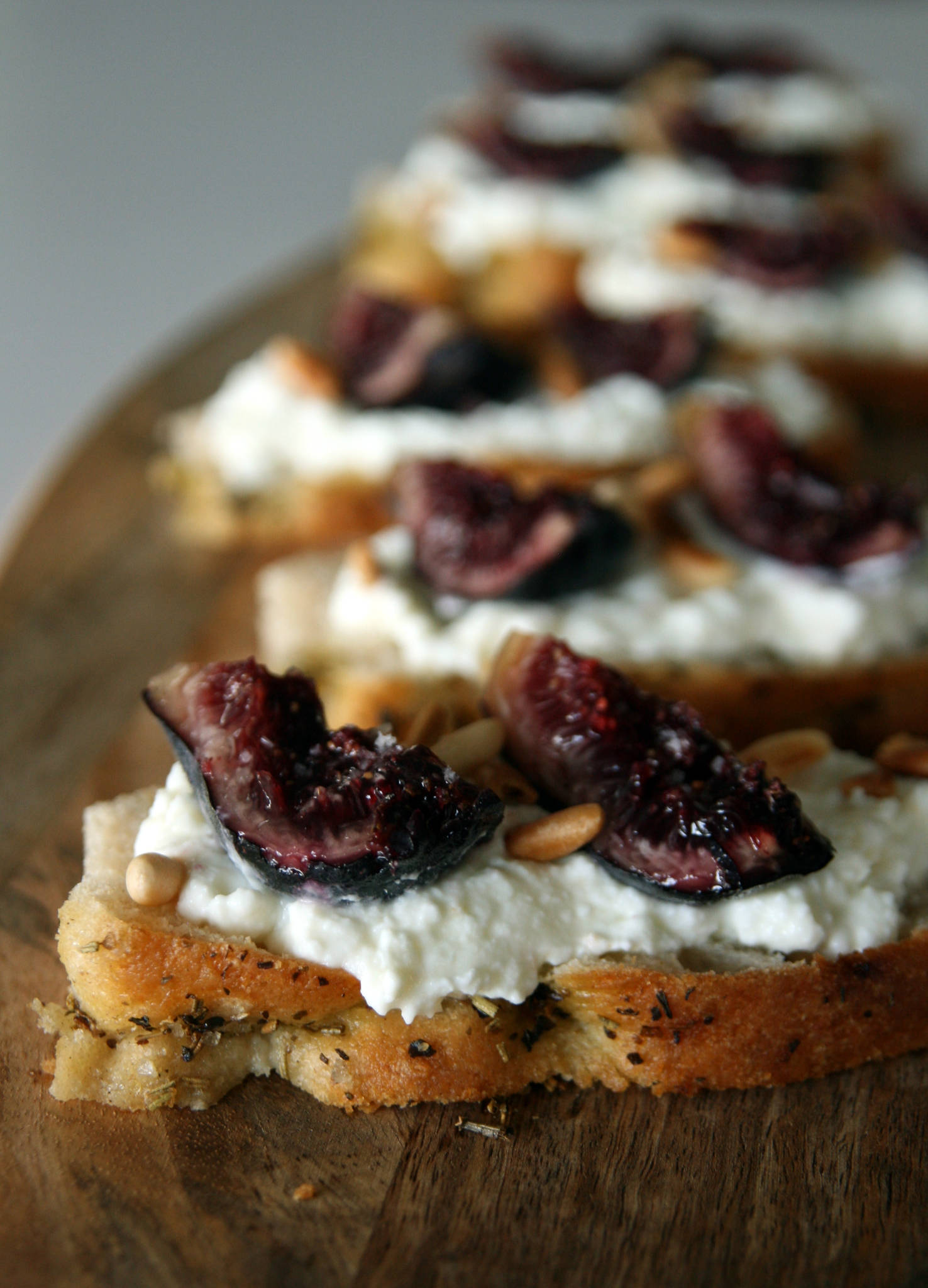 Tartines de foccacia, faisselle de brebis au miel, figues fraîches et pignons de pin torréfiés