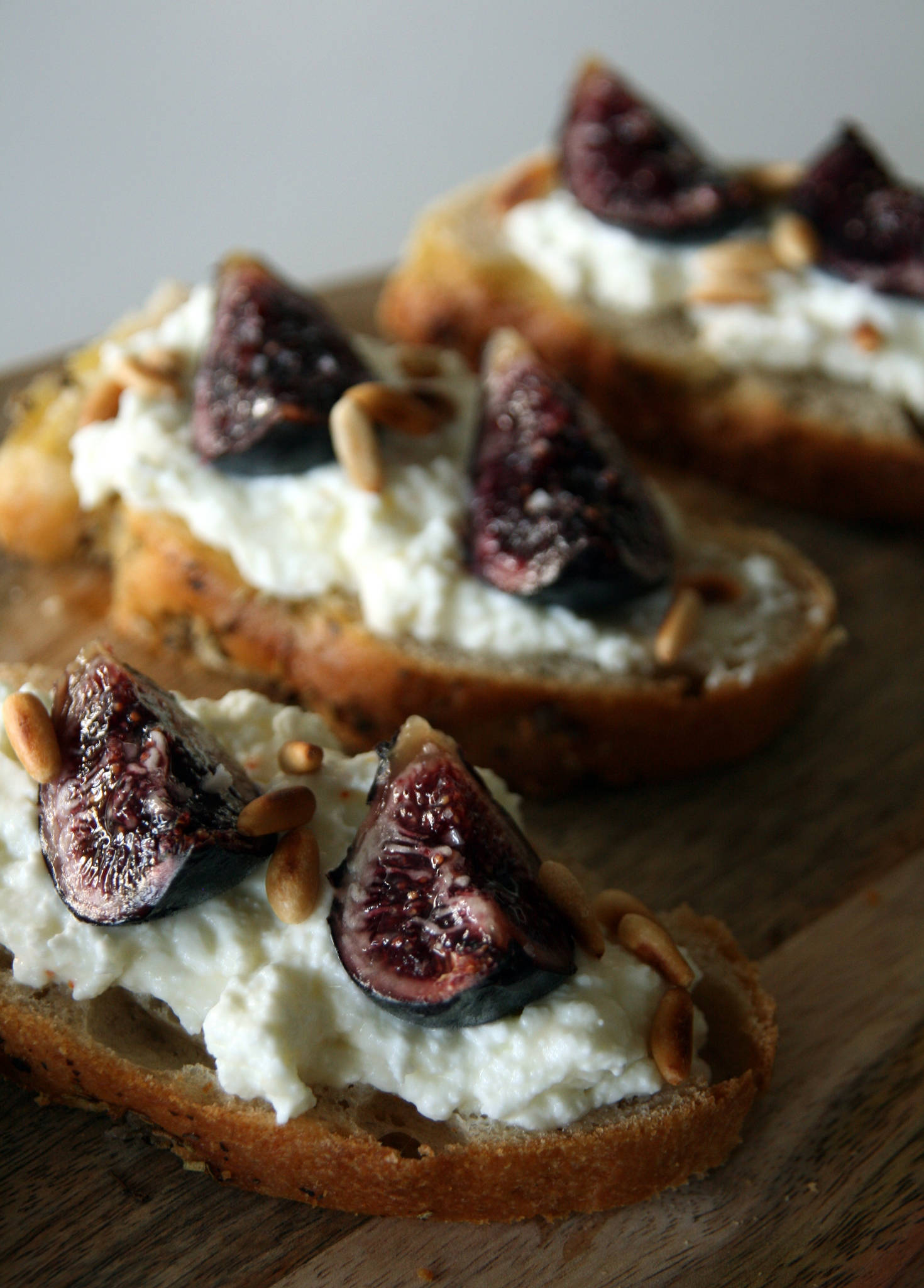 Tartines de foccacia, faisselle de brebis au miel, figues fraîches et pignons de pin torréfiés