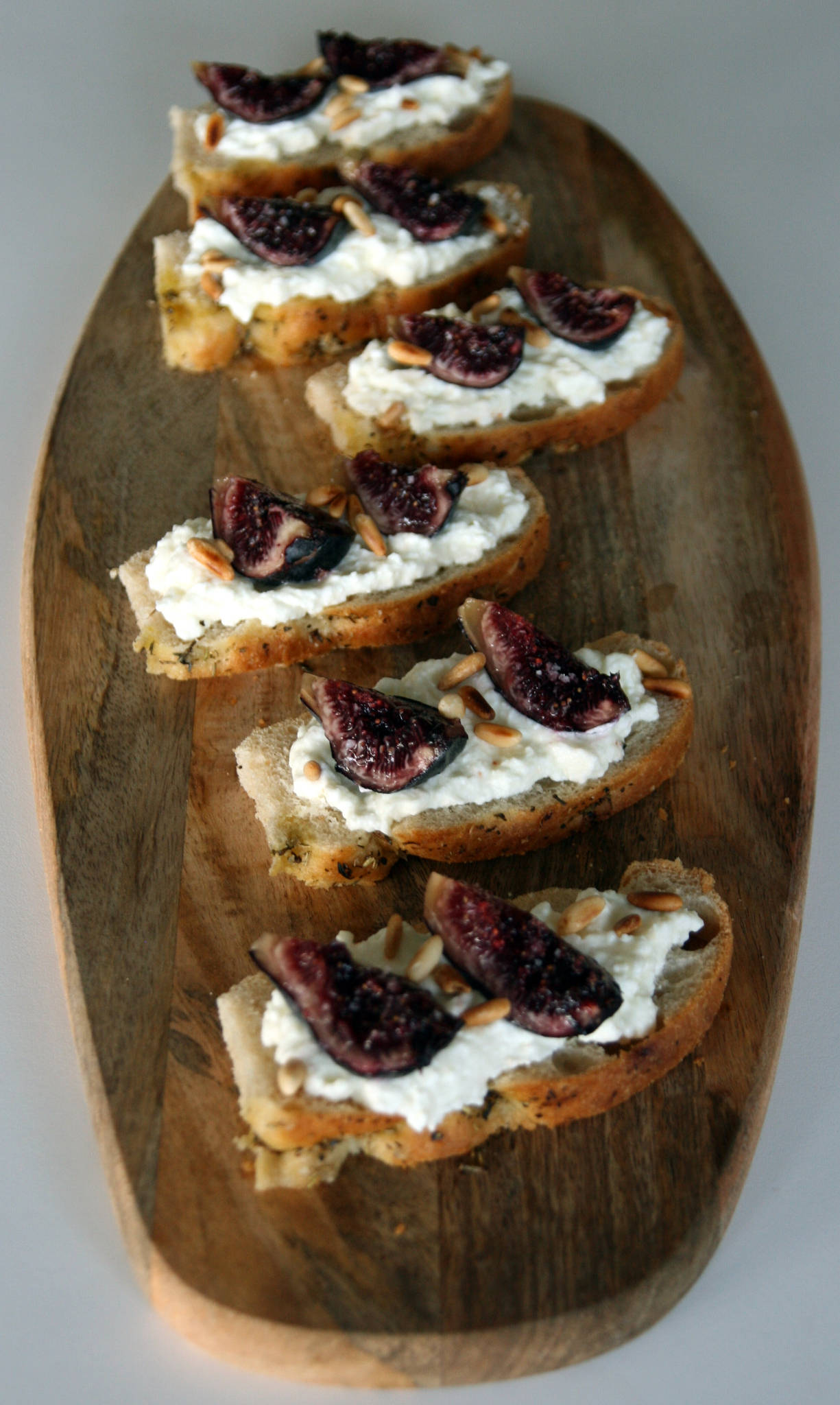 Tartines de foccacia, faisselle de brebis au miel, figues fraîches et pignons de pin torréfiés