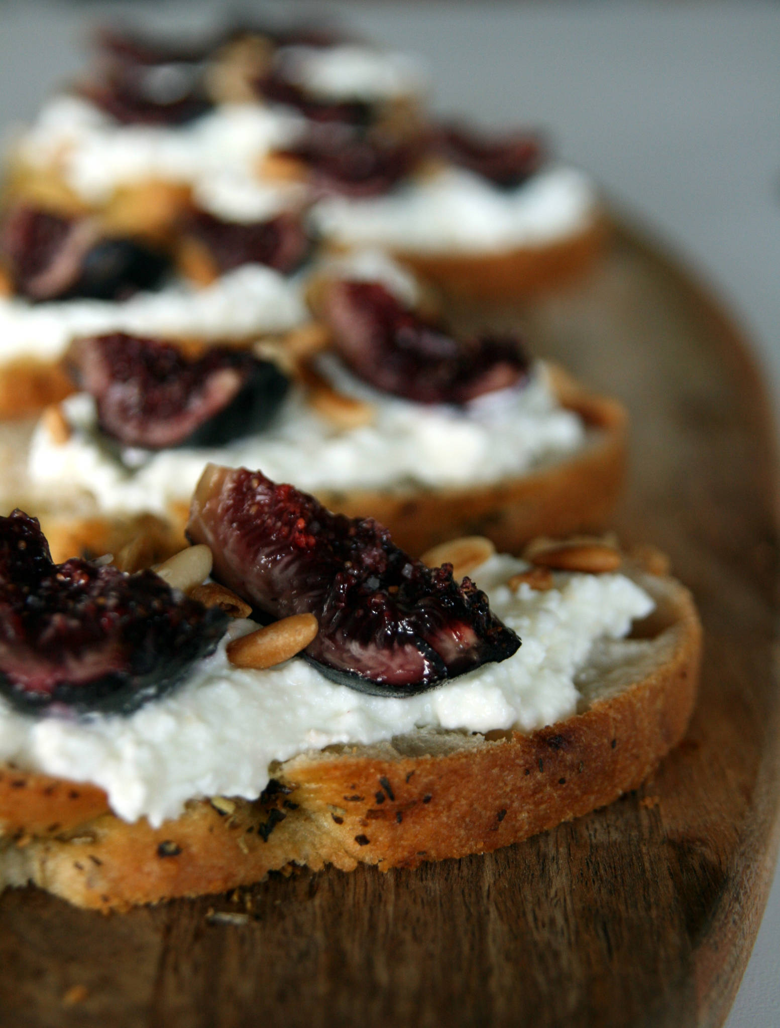 Tartines de foccacia, faisselle de brebis au miel, figues fraîches et pignons de pin torréfiés