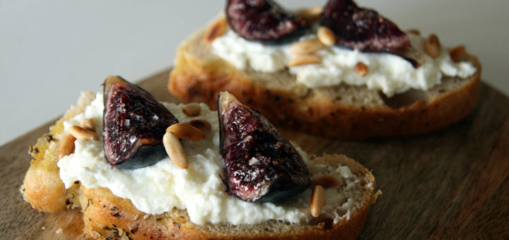 Tartines de foccacia, faisselle de brebis au miel, figues fraîches et pignons de pin torréfiés