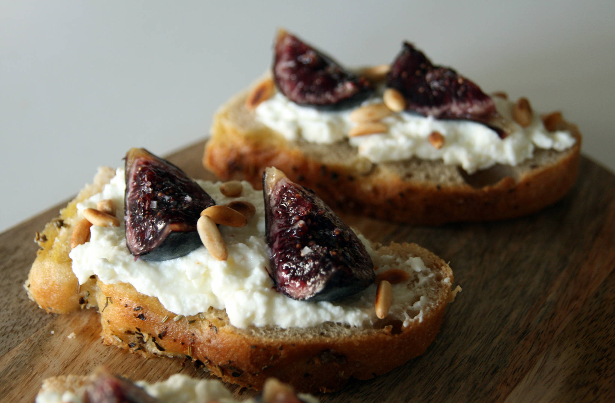 Tartines de foccacia, faisselle de brebis au miel, figues fraîches et pignons de pin torréfiés