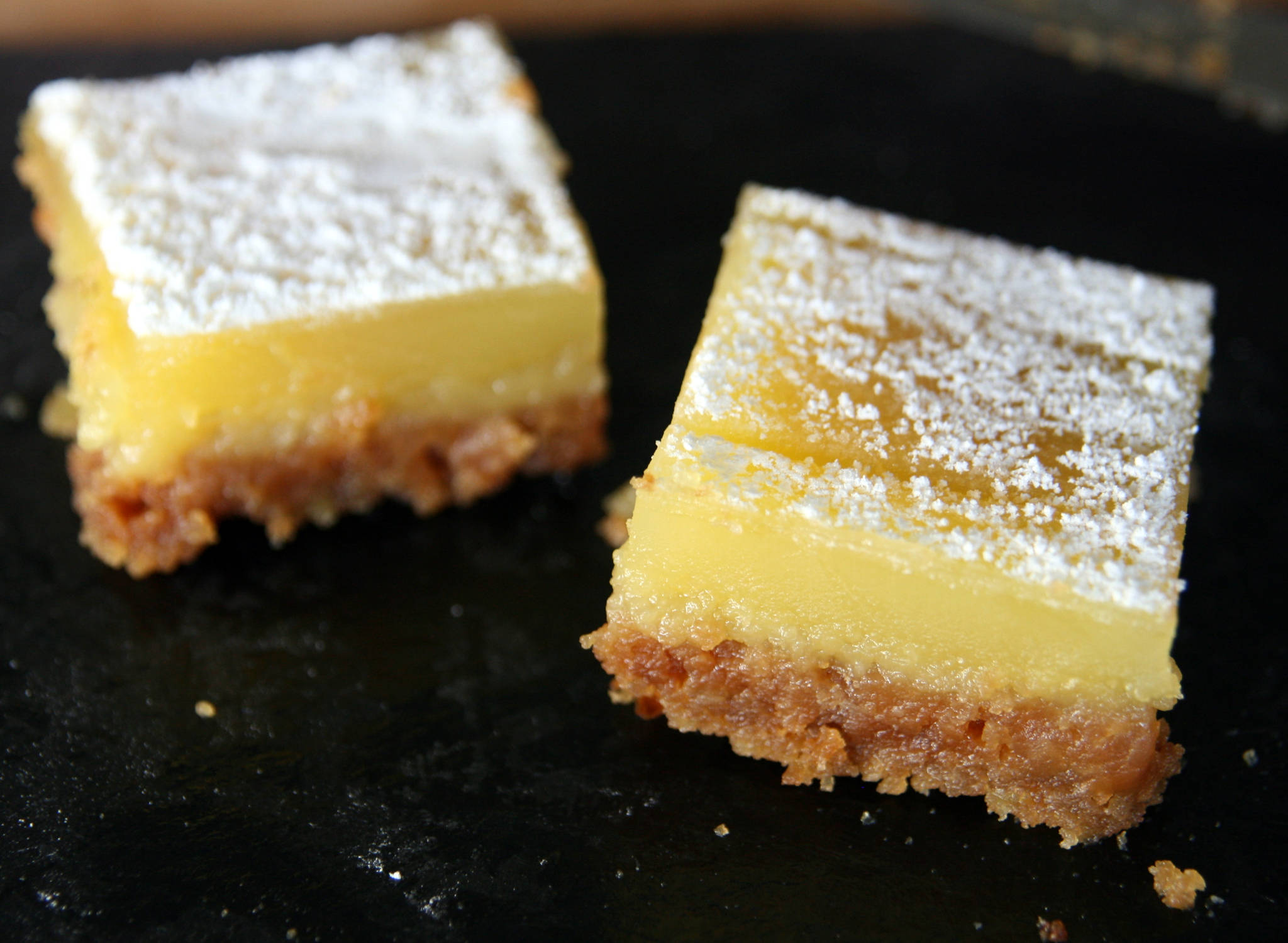 Carrés fondants aux deux citrons, speculoos et cardamome