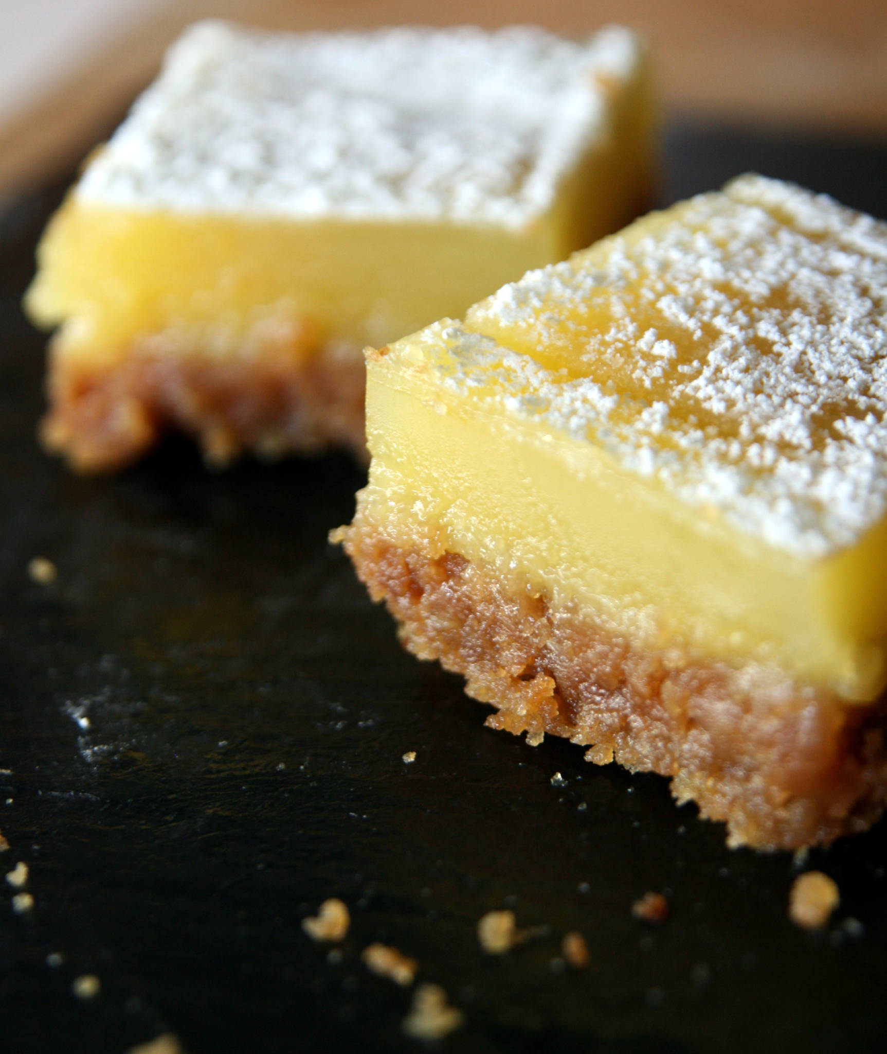 Carrés fondants aux deux citrons, speculoos et cardamome