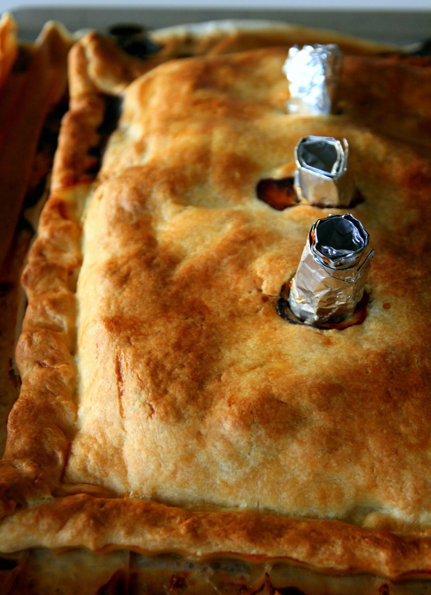 Grand empanada au boeuf et aux oignons