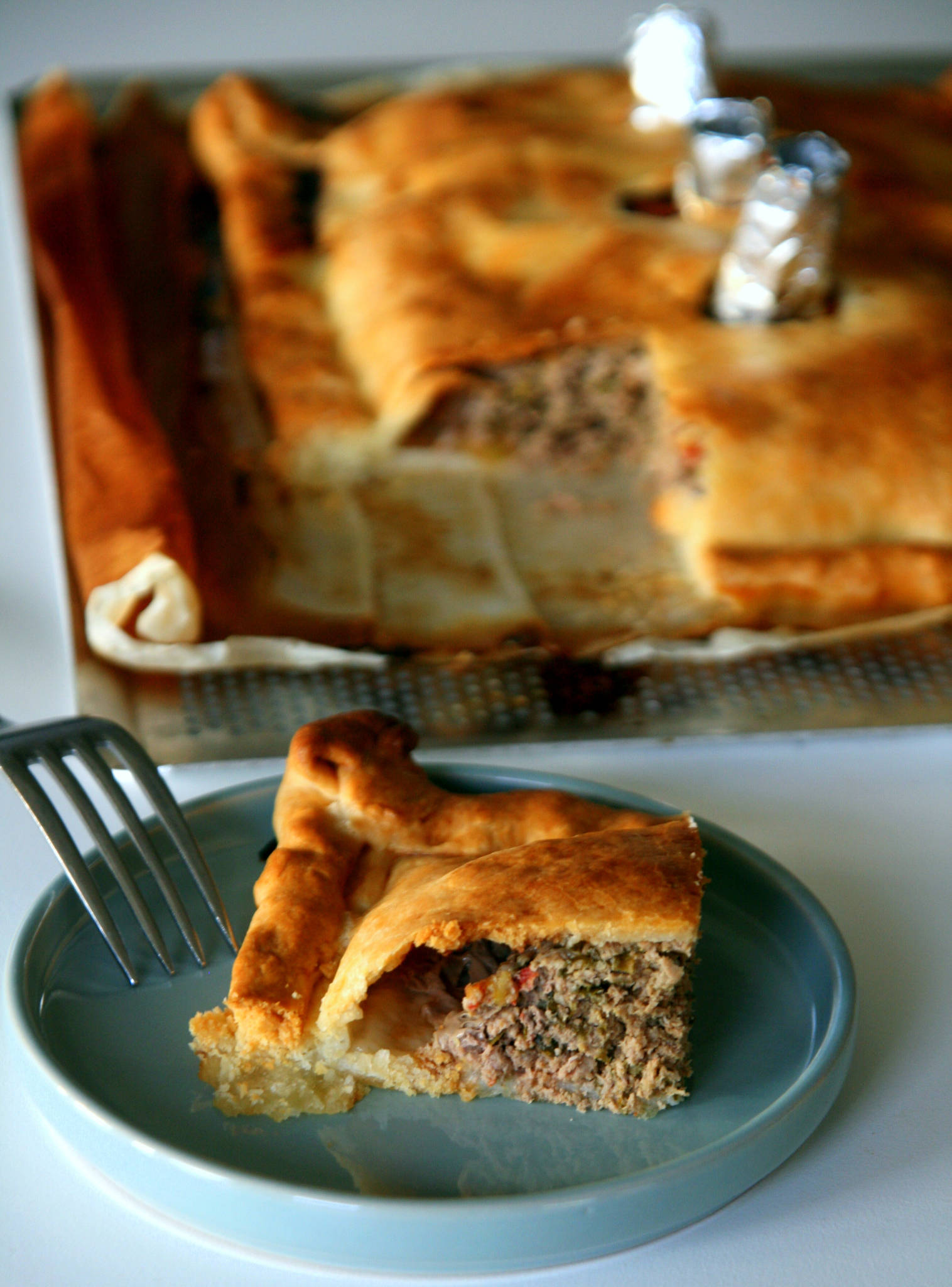 Grand empanada au boeuf et aux oignons