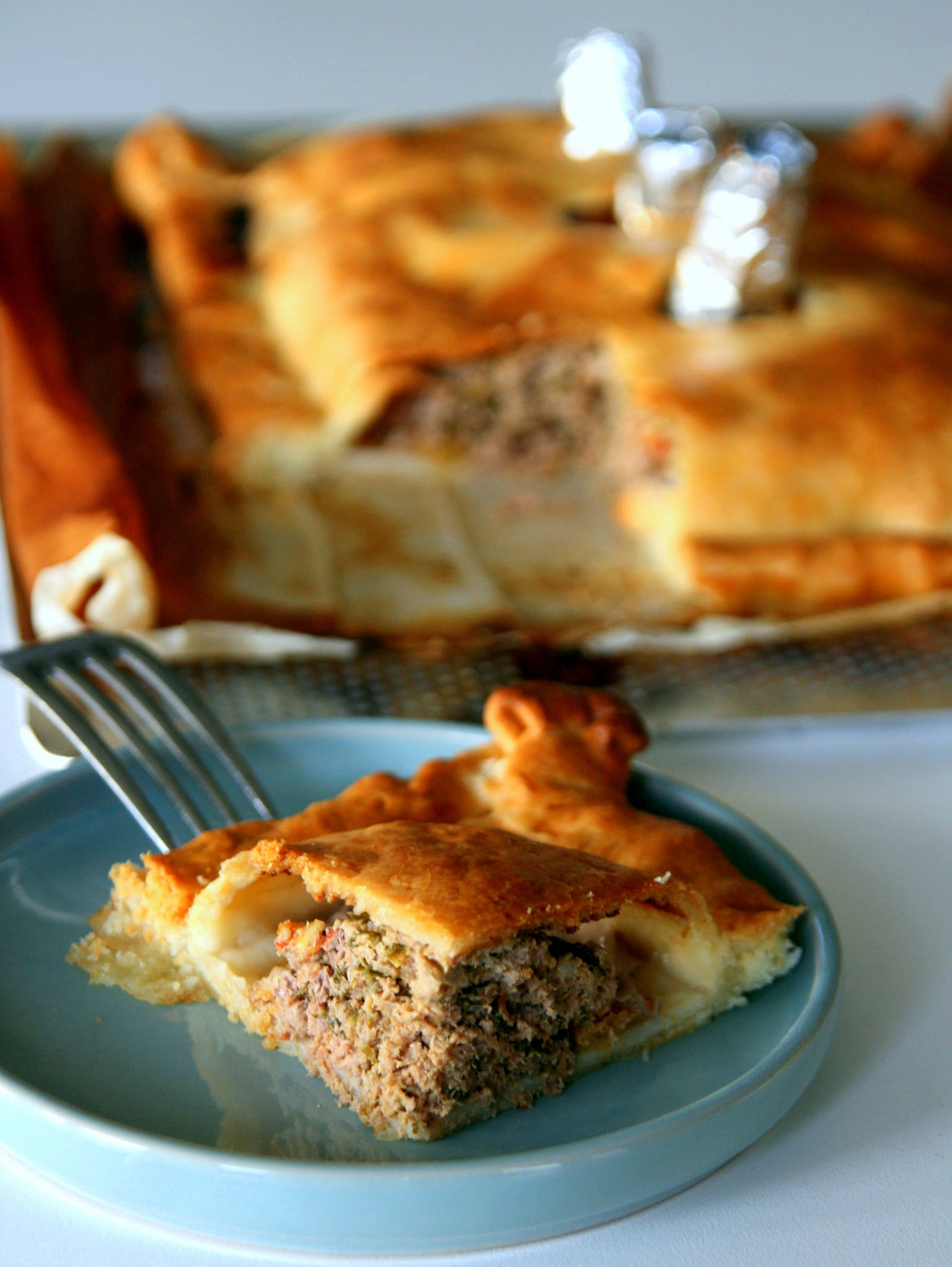 Grand empanada au boeuf et aux oignons