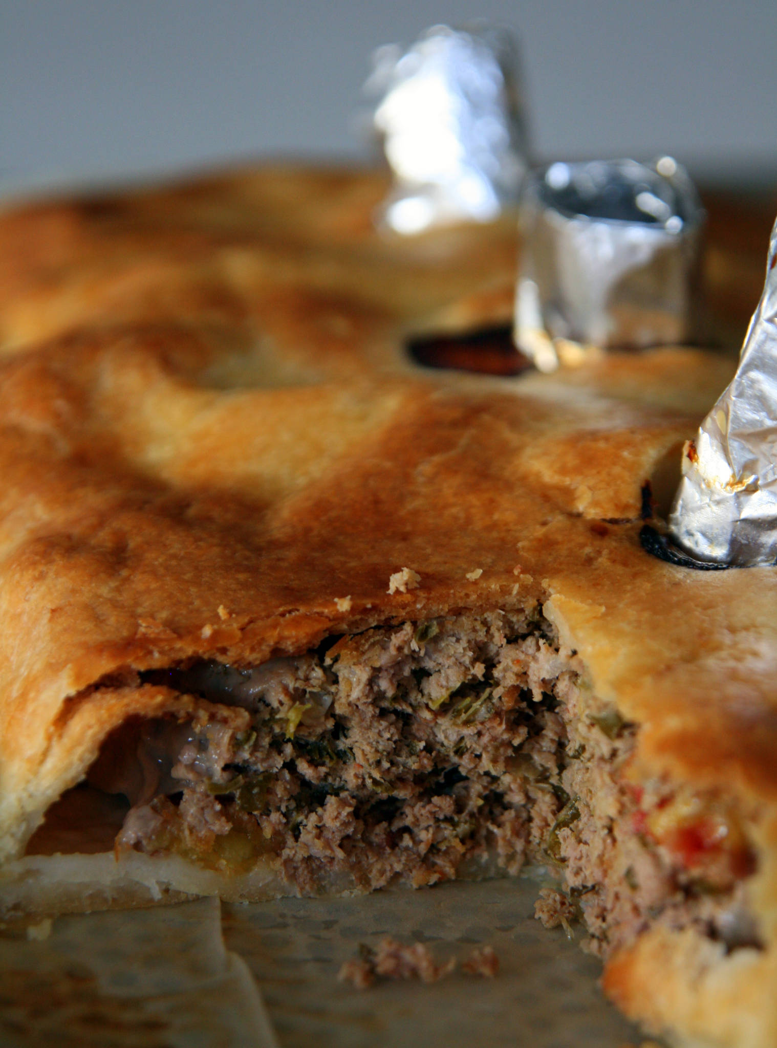 Grand empanada au boeuf et aux oignons