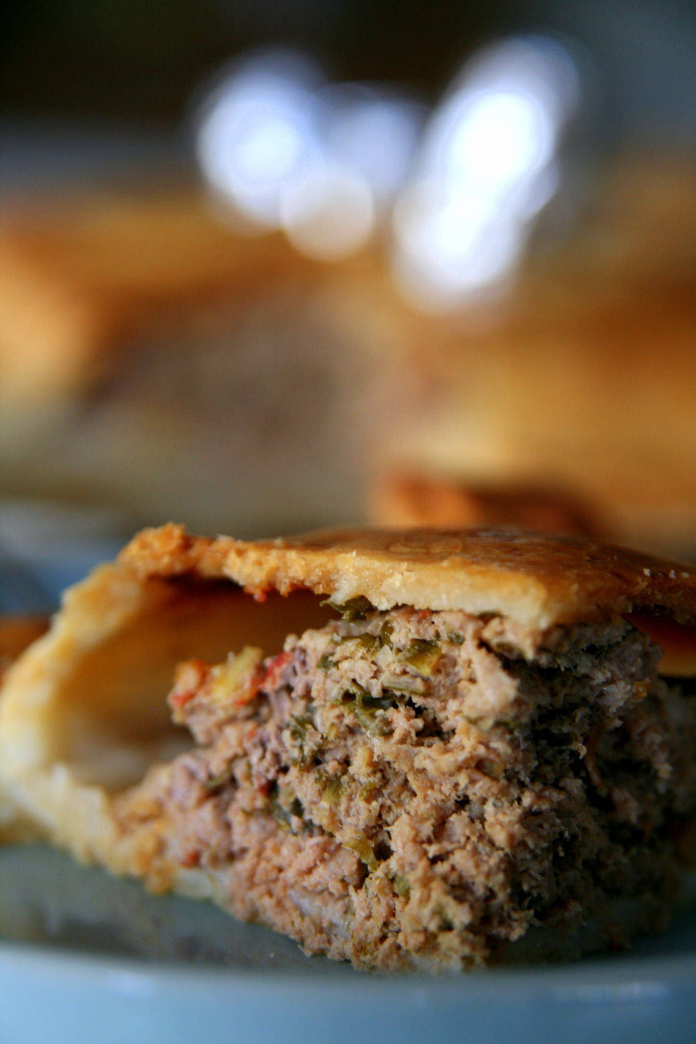 Grand empanada au boeuf et aux oignons