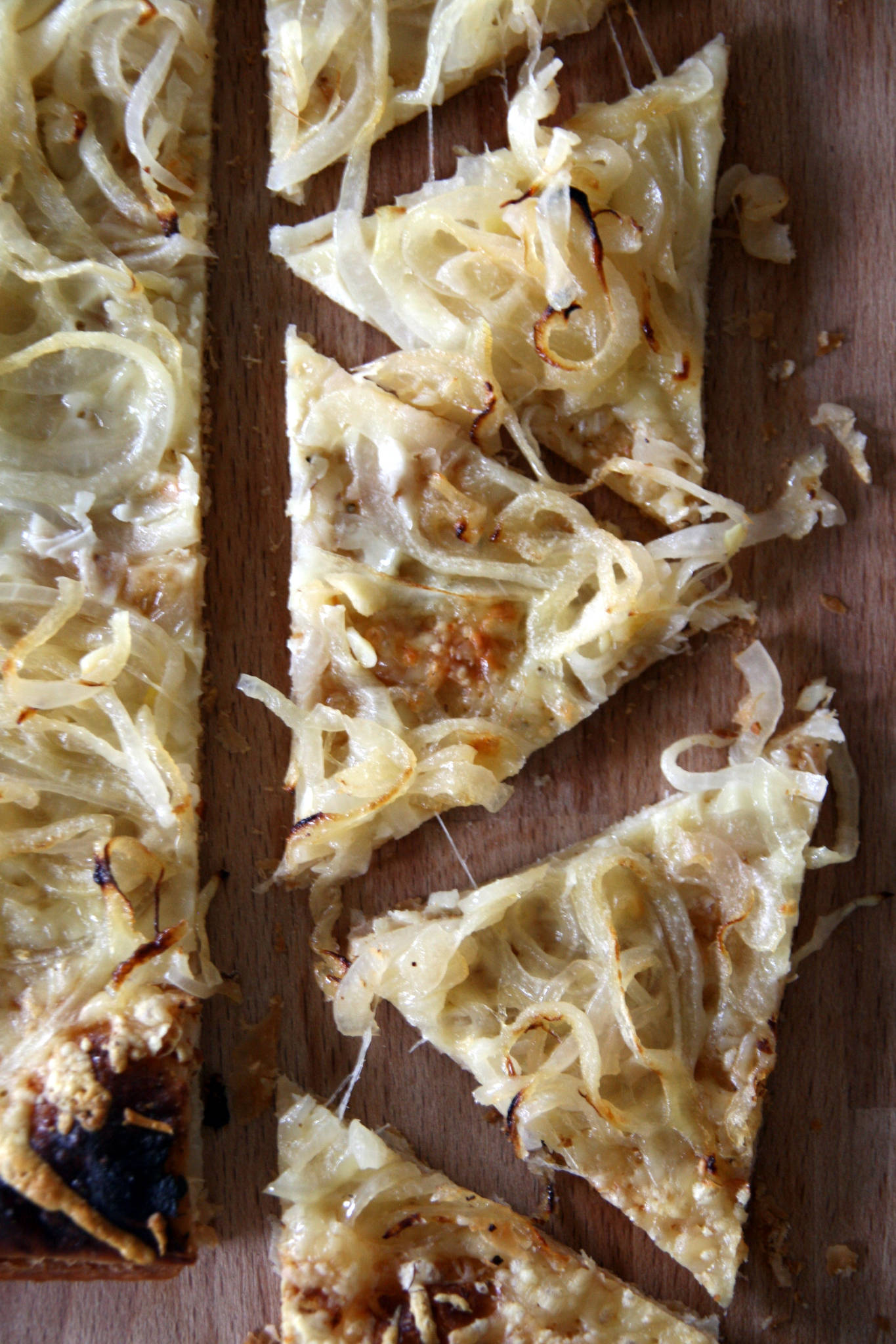 Tarte fine comme une gratinée à l'oignon