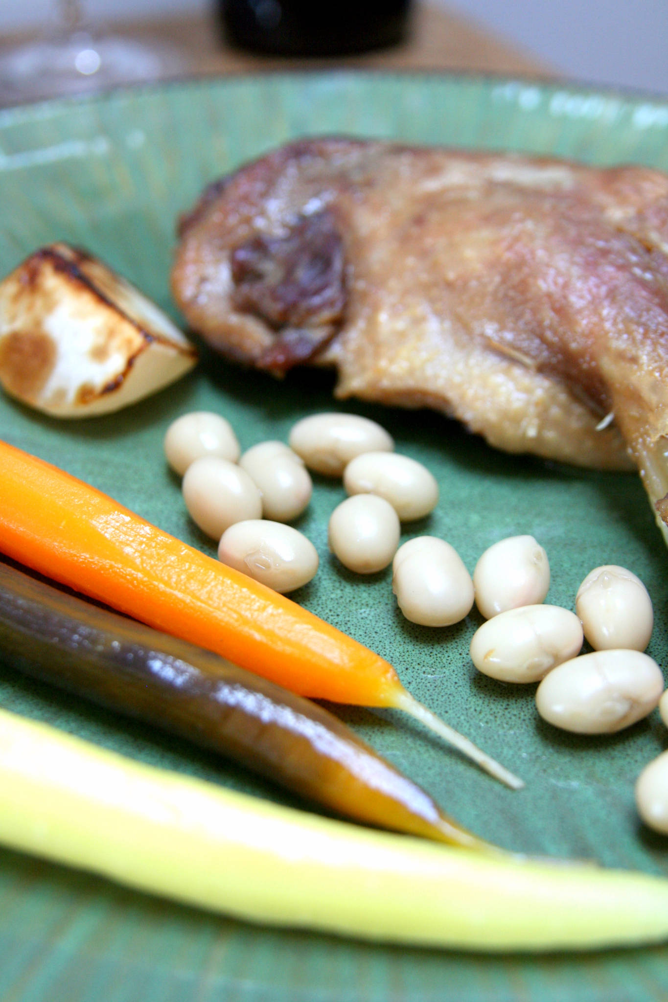 Confit de canard maison, légumes de fin d'été et jus corsé, Château de Cruzeau 2018