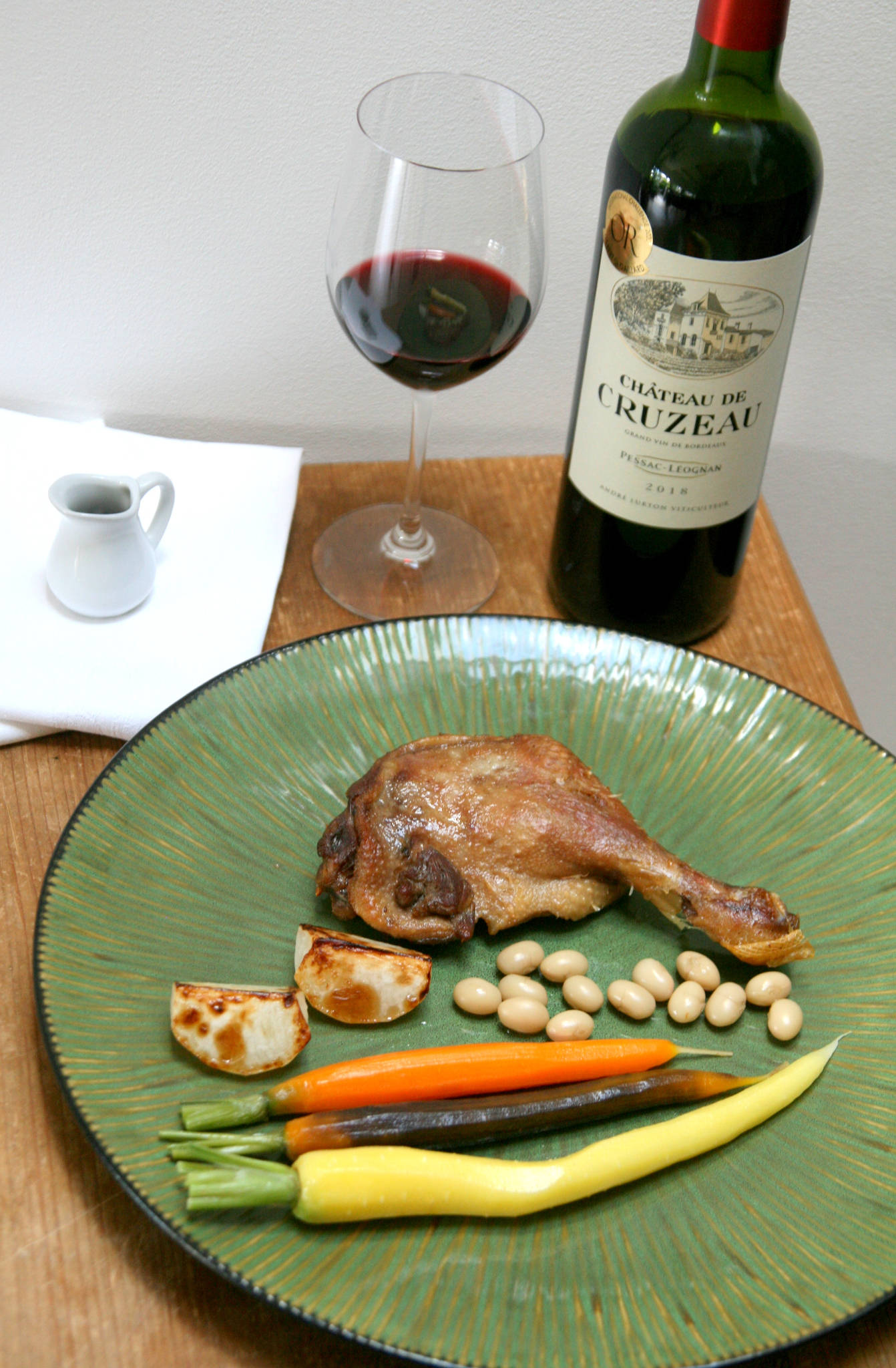 Confit de canard maison, légumes de fin d'été et jus corsé, Château de Cruzeau 2018