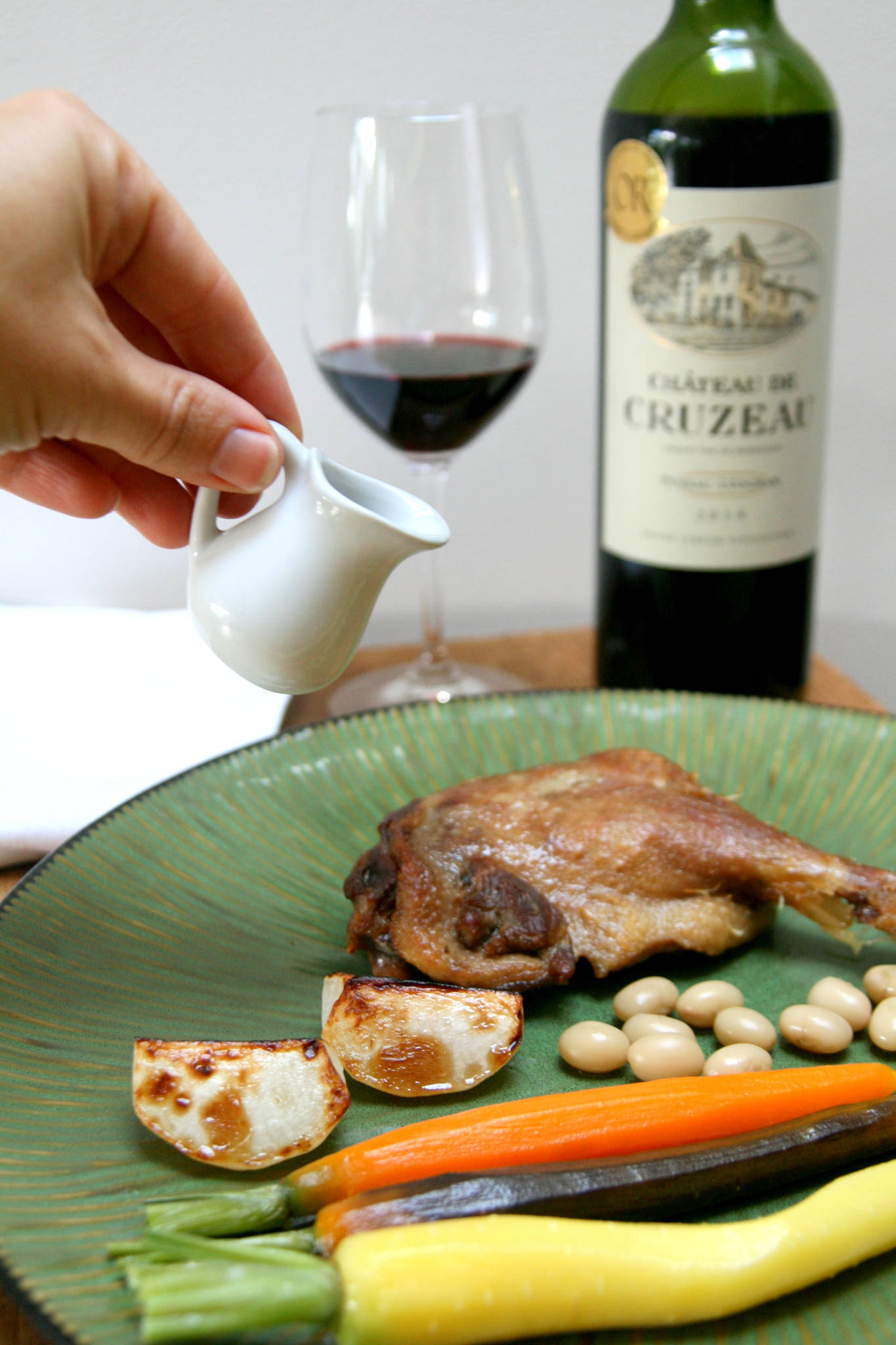 Confit de canard maison, légumes de fin d'été et jus corsé, Château de Cruzeau 2018