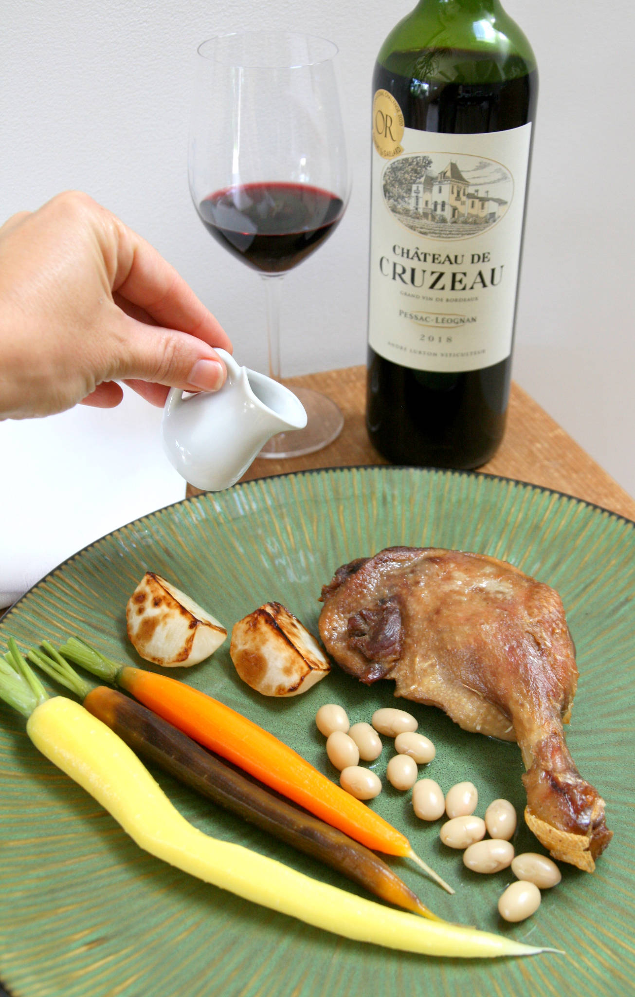 Confit de canard maison, légumes de fin d'été et jus corsé, Château de Cruzeau 2018