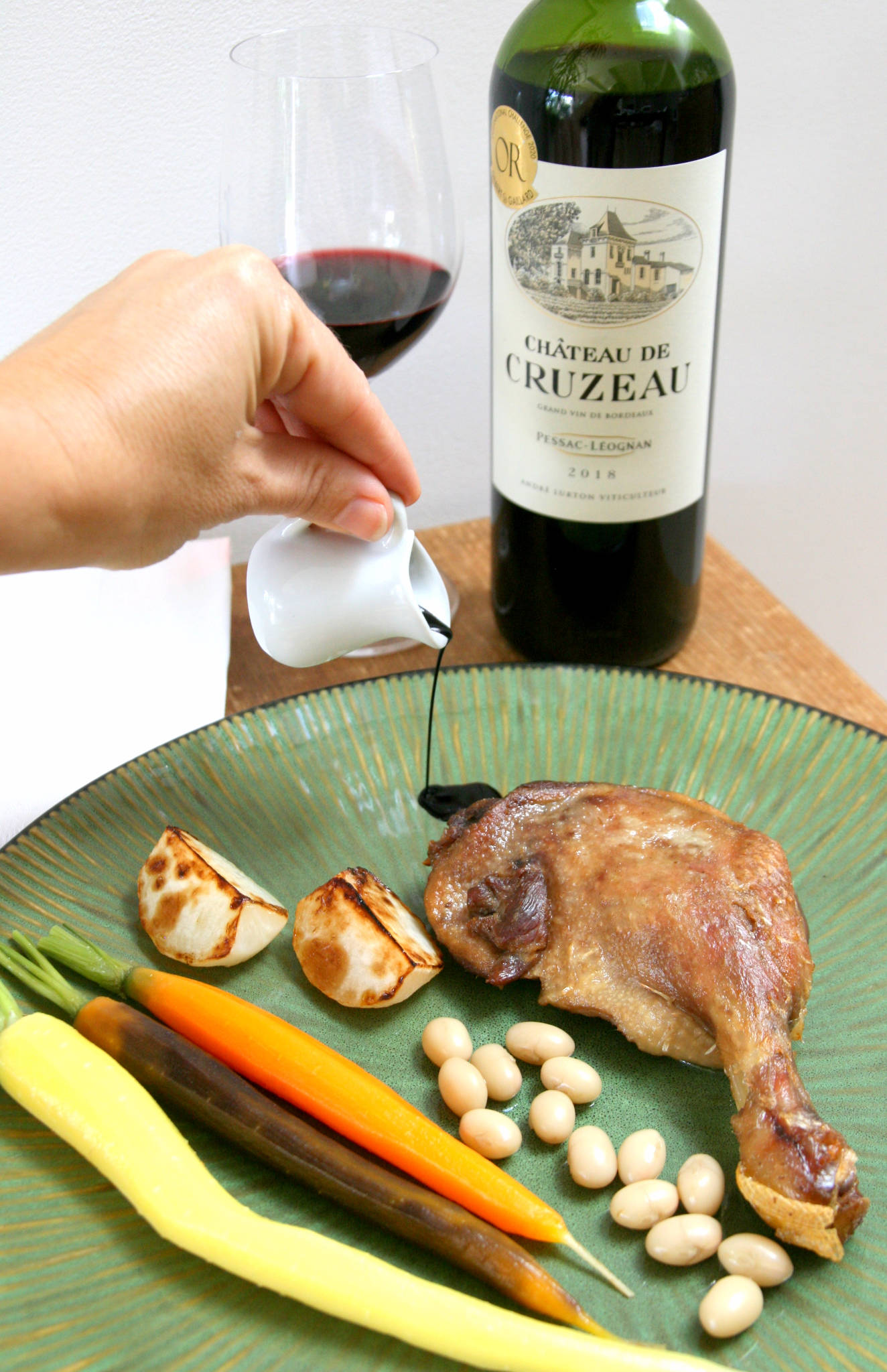 Confit de canard maison, légumes de fin d'été et jus corsé, Château de Cruzeau 2018