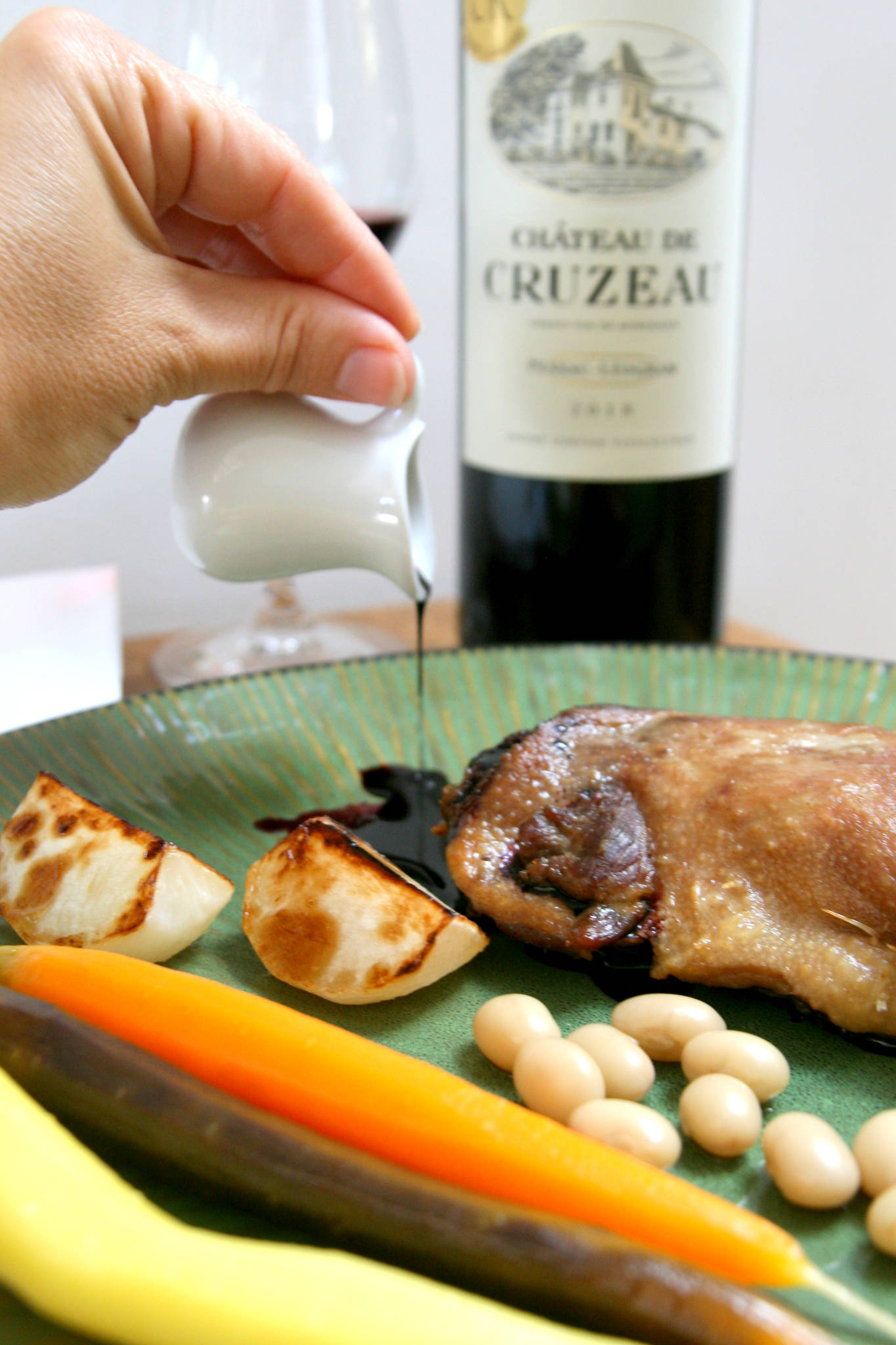 Confit de canard maison, légumes de fin d'été et jus corsé, Château de Cruzeau 2018