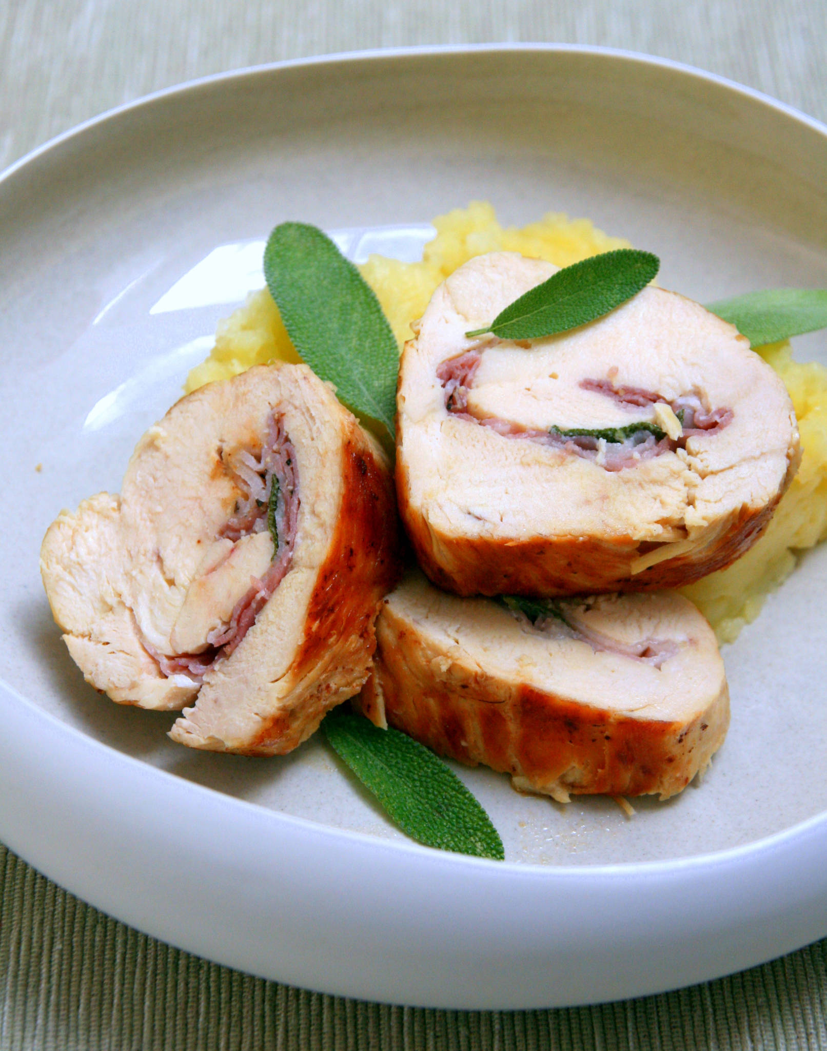 Saltimbocca de poulet, écrasée de pommes de terre à la sauge, Château Rochemorin blanc 2017