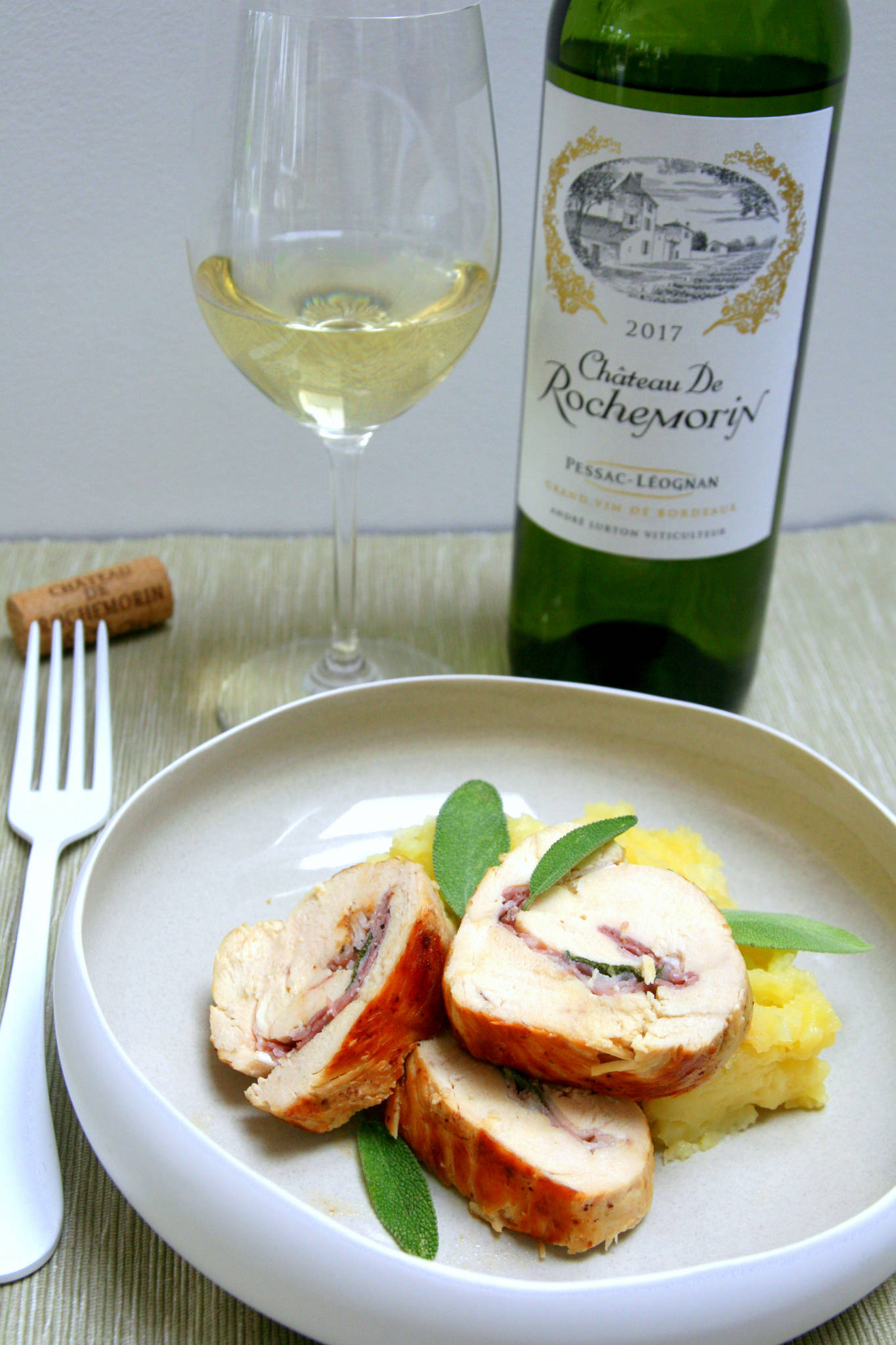 Saltimbocca de poulet, écrasée de pommes de terre à la sauge, Château Rochemorin blanc 2017