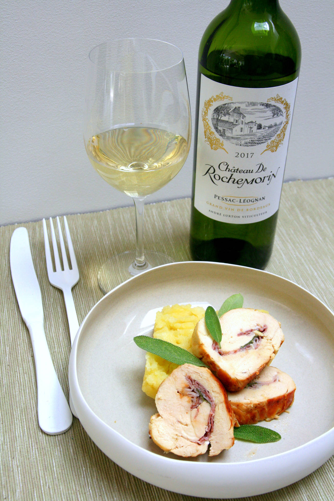 Saltimbocca de poulet, écrasée de pommes de terre à la sauge, Château Rochemorin blanc 2017