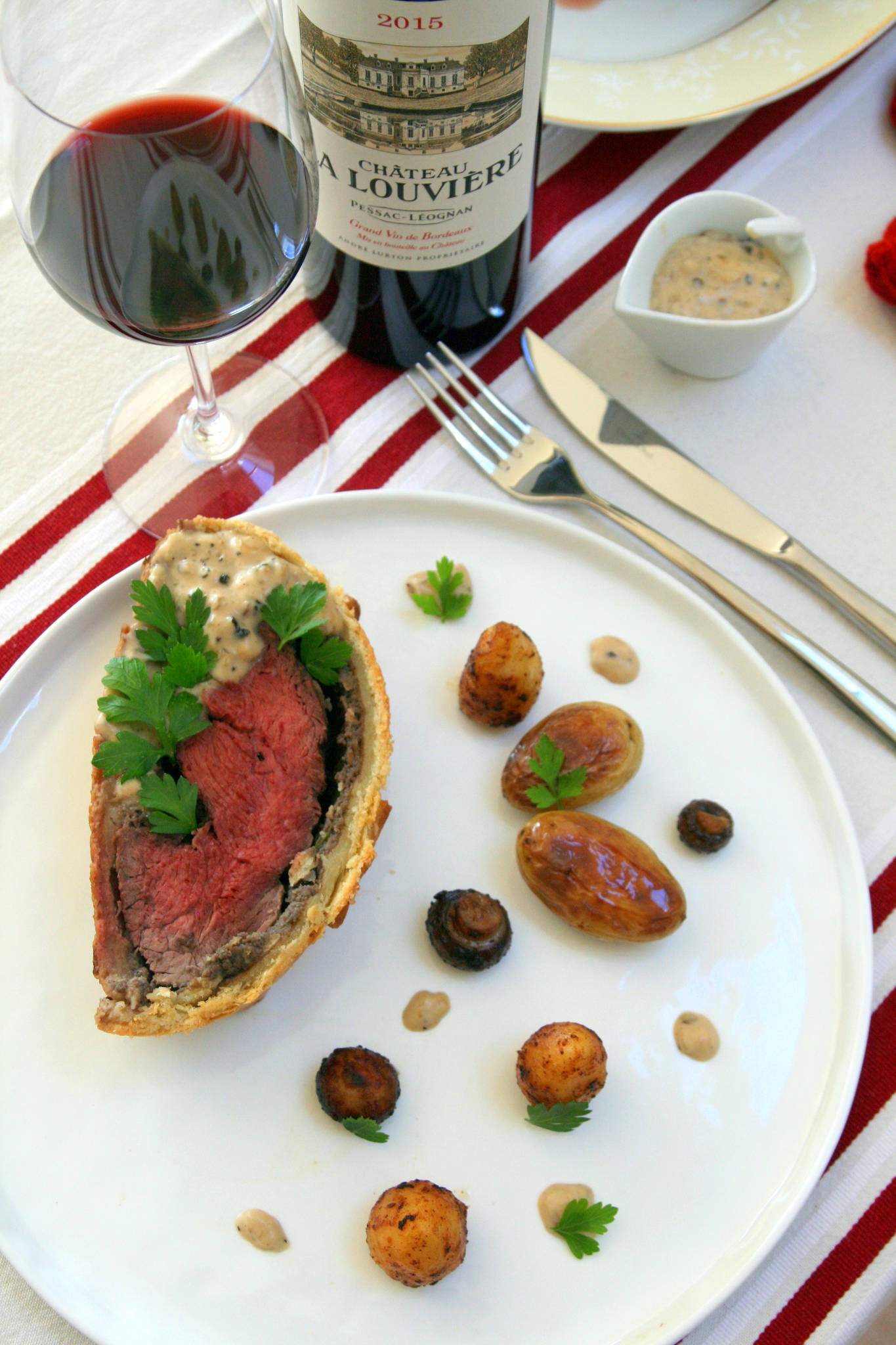 Filet de bœuf en croûte, sauce au poivre, Château La Louvière rouge 2015