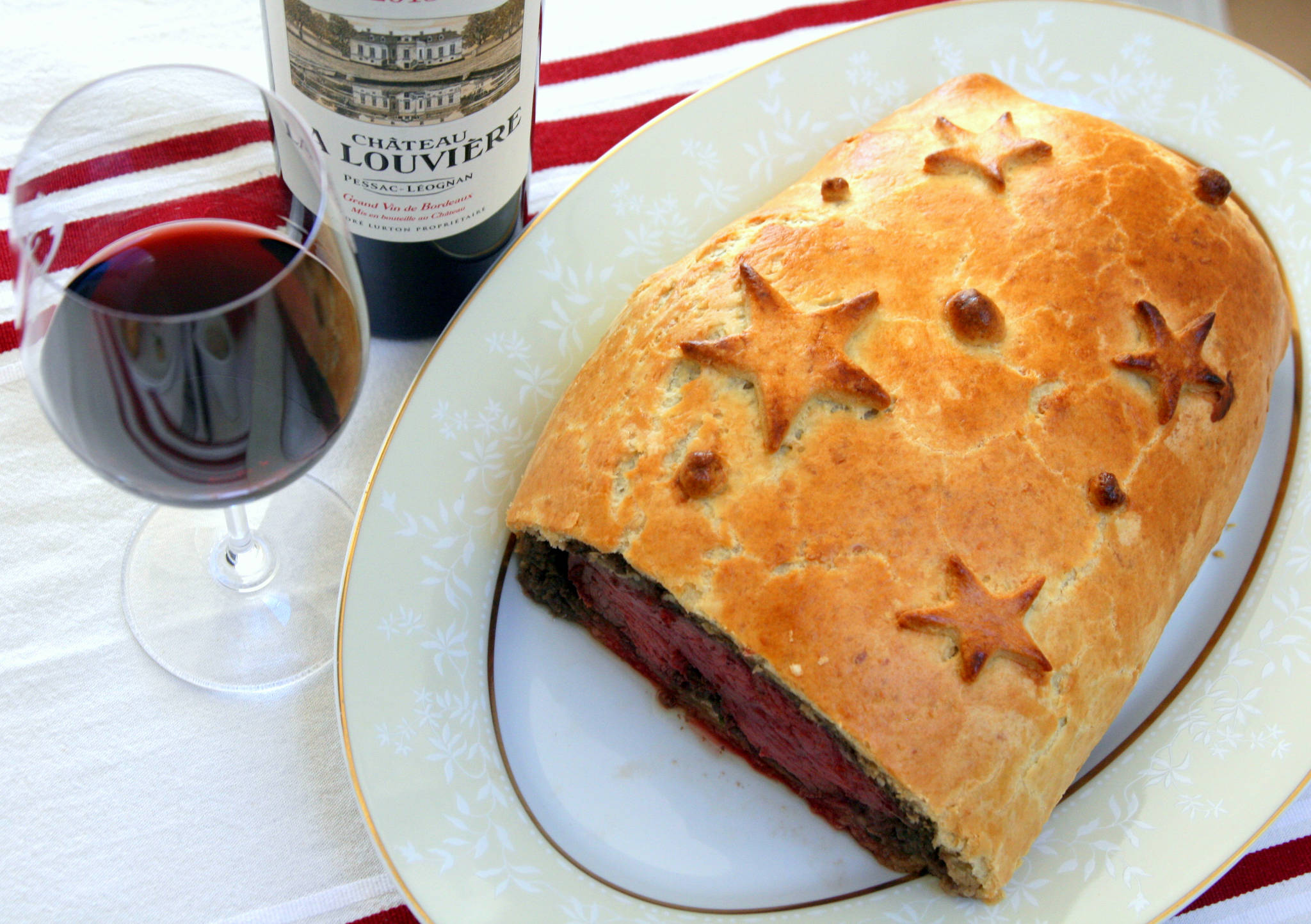 Filet de bœuf en croûte, sauce au poivre, Château La Louvière rouge 2015