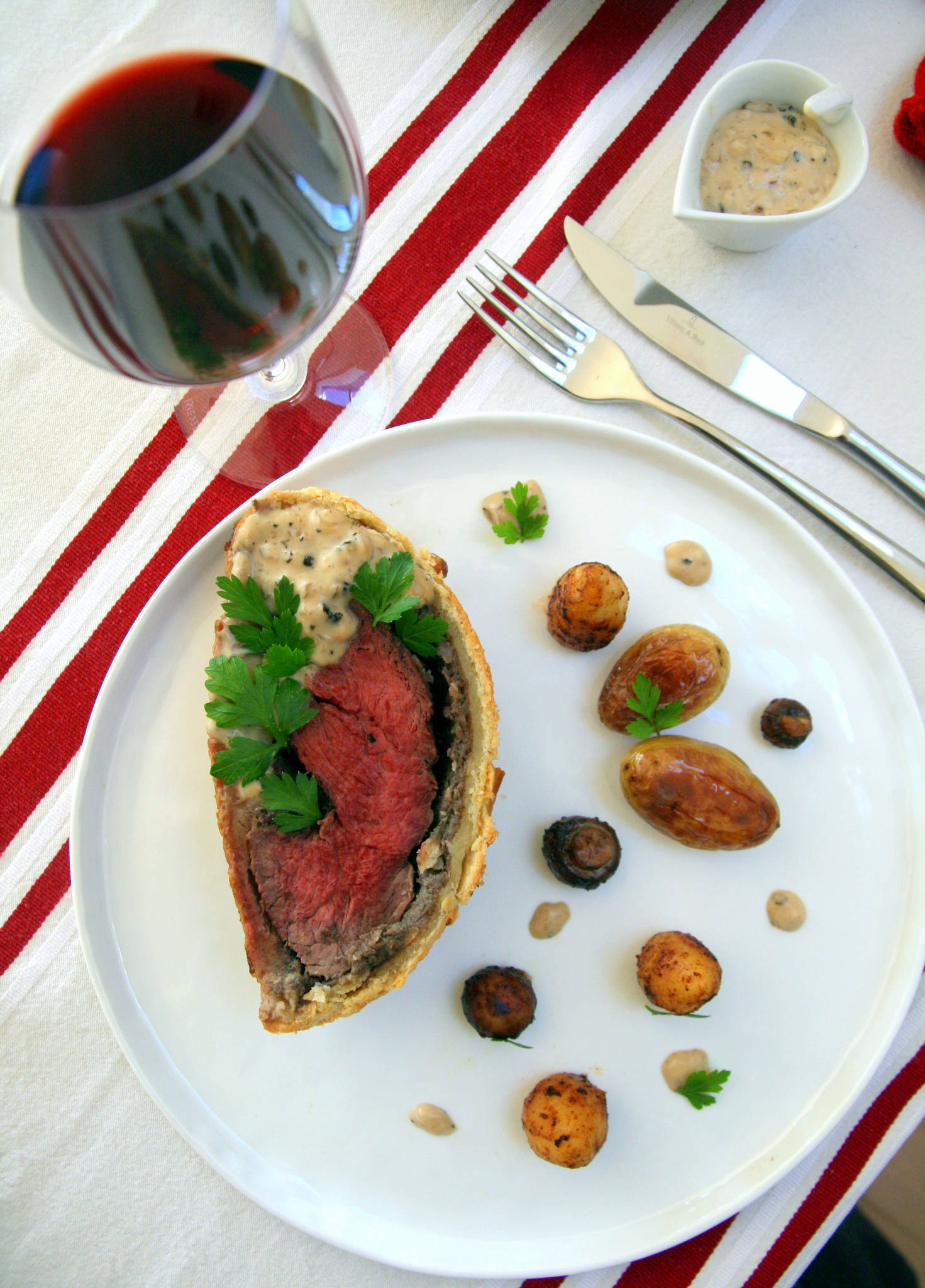 Filet de bœuf en croûte, sauce au poivre, Château La Louvière rouge 2015