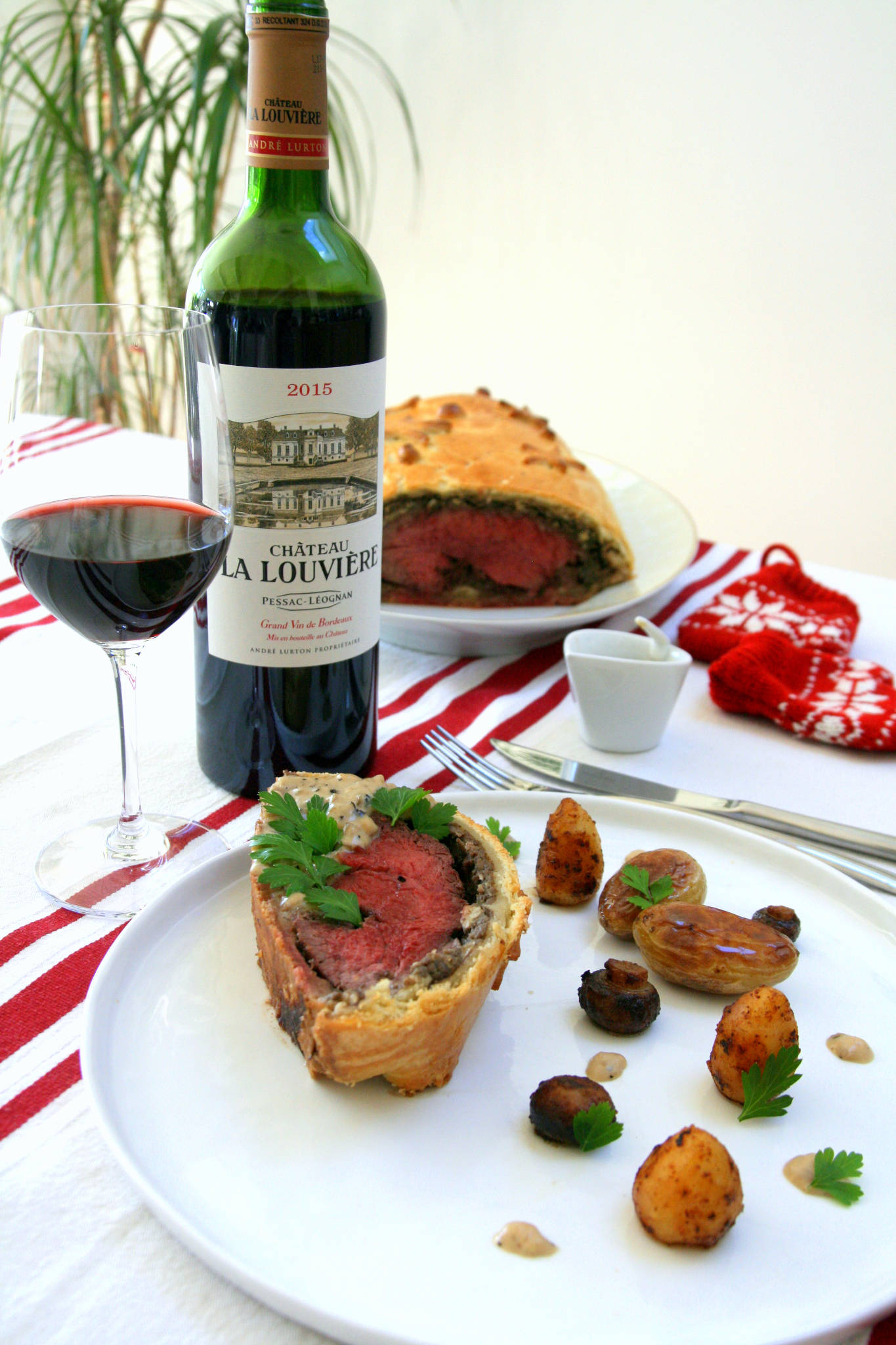 Filet de bœuf en croûte, sauce au poivre, Château La Louvière rouge 2015