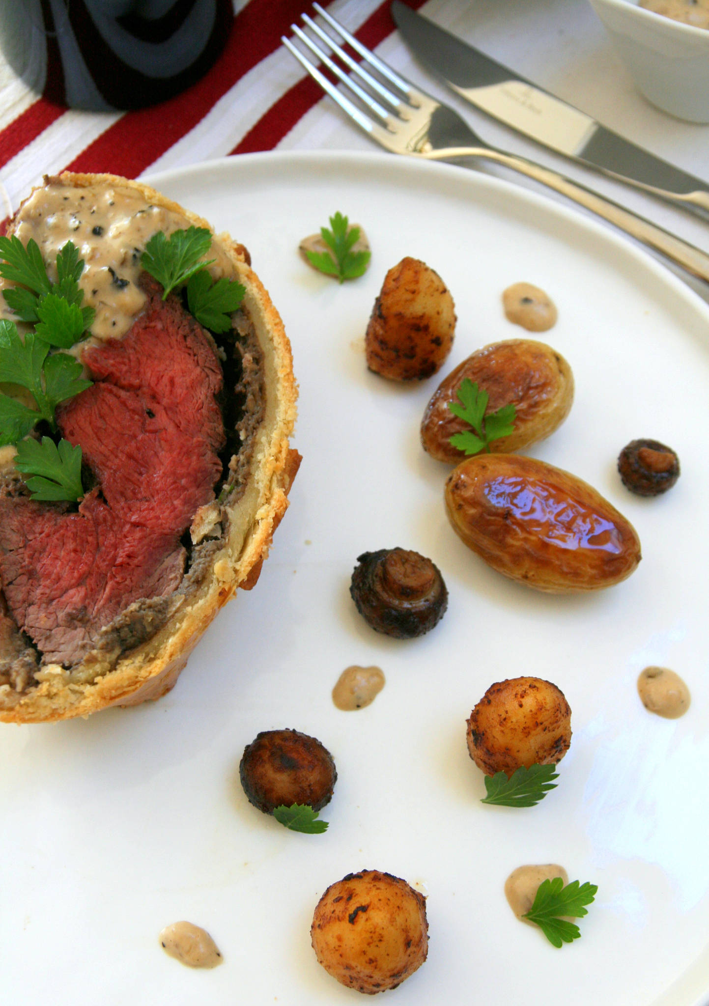 Filet de bœuf en croûte, sauce au poivre, Château La Louvière rouge 2015