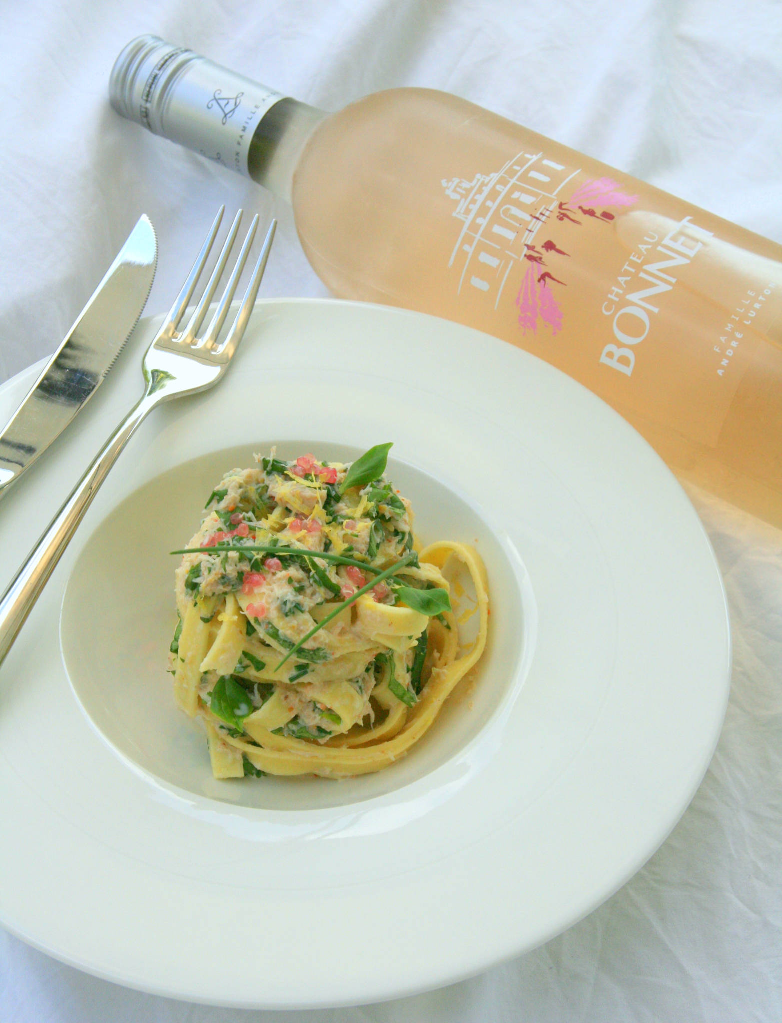 Tagliatelles au crabe et aux herbes fraîches, Château Bonnet rosé 2020