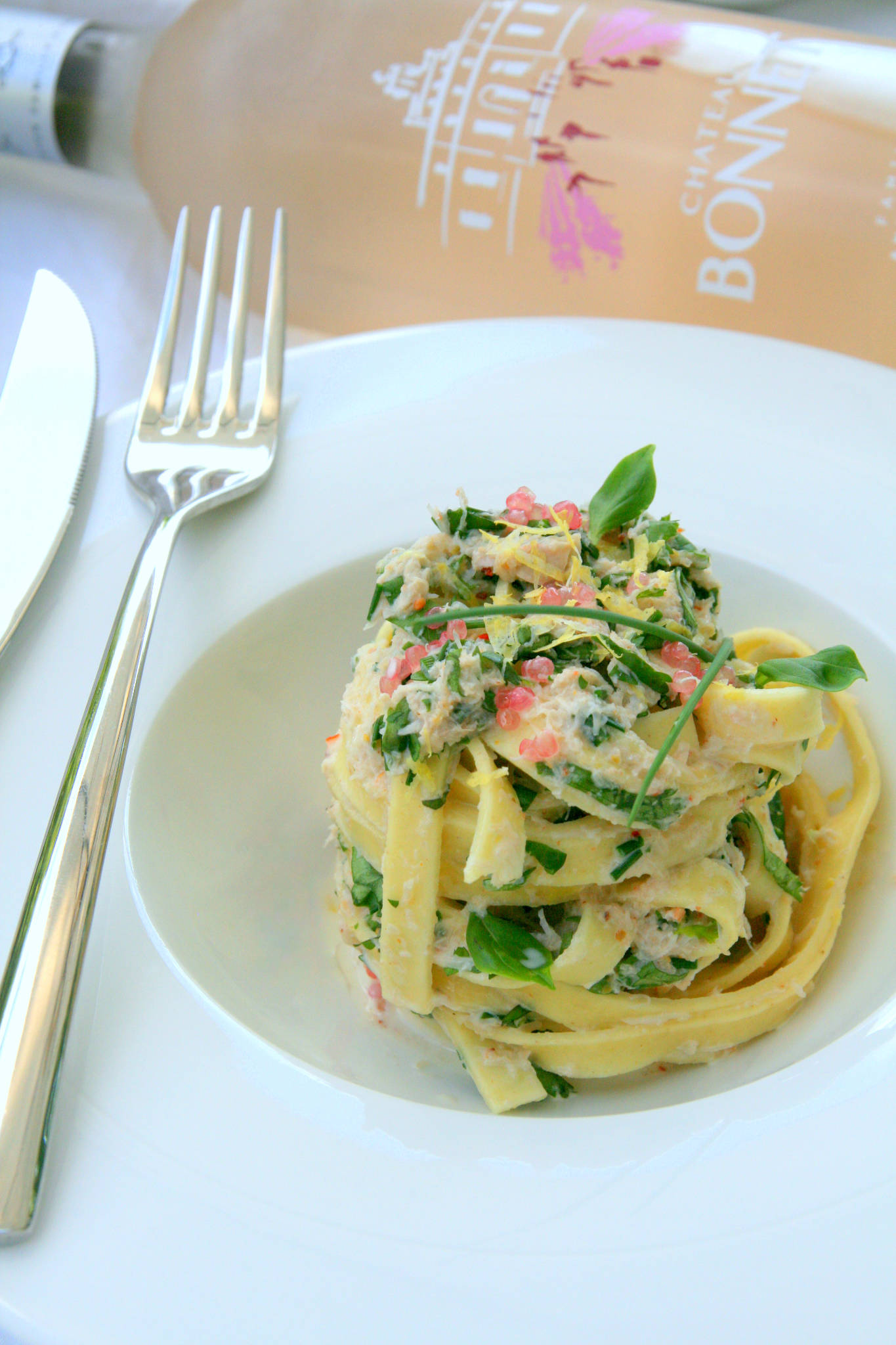 Tagliatelles au crabe et aux herbes fraîches, Château Bonnet rosé 2020