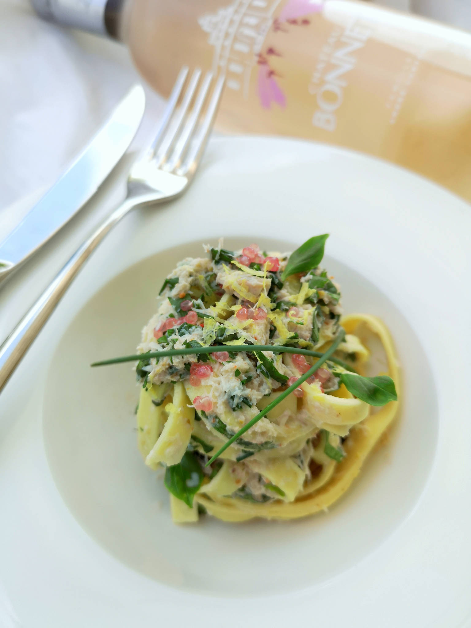 Tagliatelles au crabe et aux herbes fraîches, Château Bonnet rosé 2020