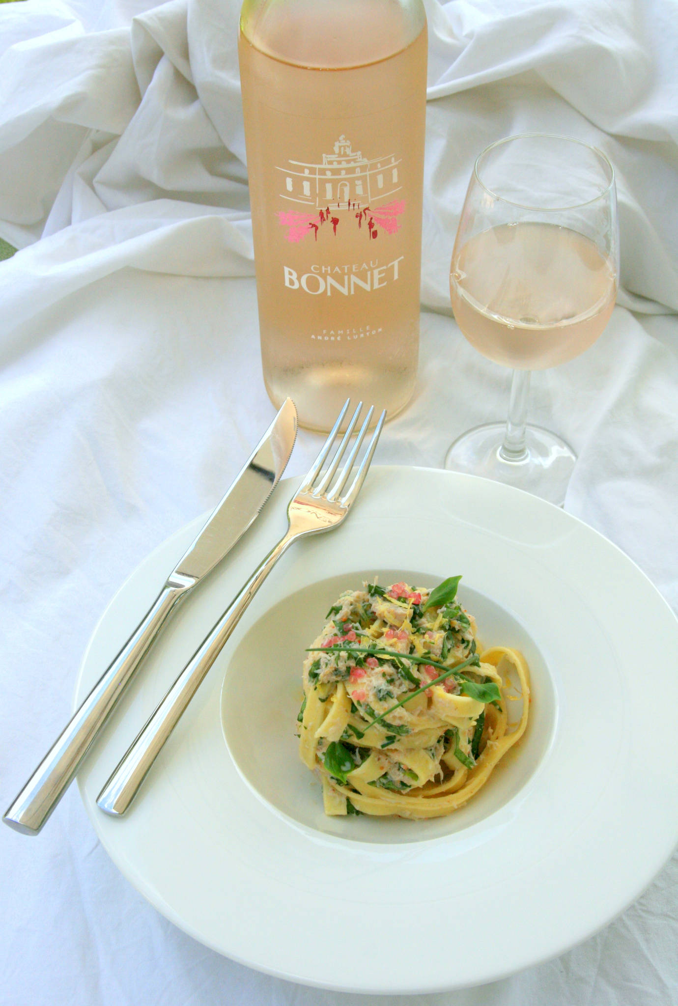 Tagliatelles au crabe et aux herbes fraîches, Château Bonnet rosé 2020