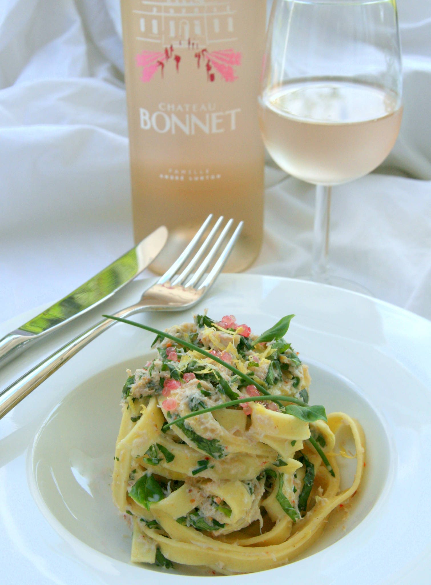 Tagliatelles au crabe et aux herbes fraîches, Château Bonnet rosé 2020