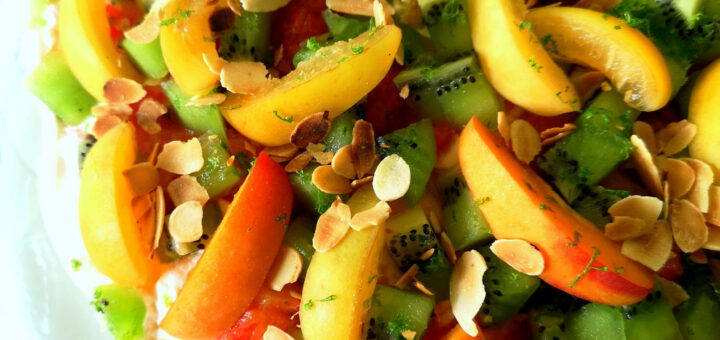 Pavlova aux abricots, aux pêches et aux kiwis