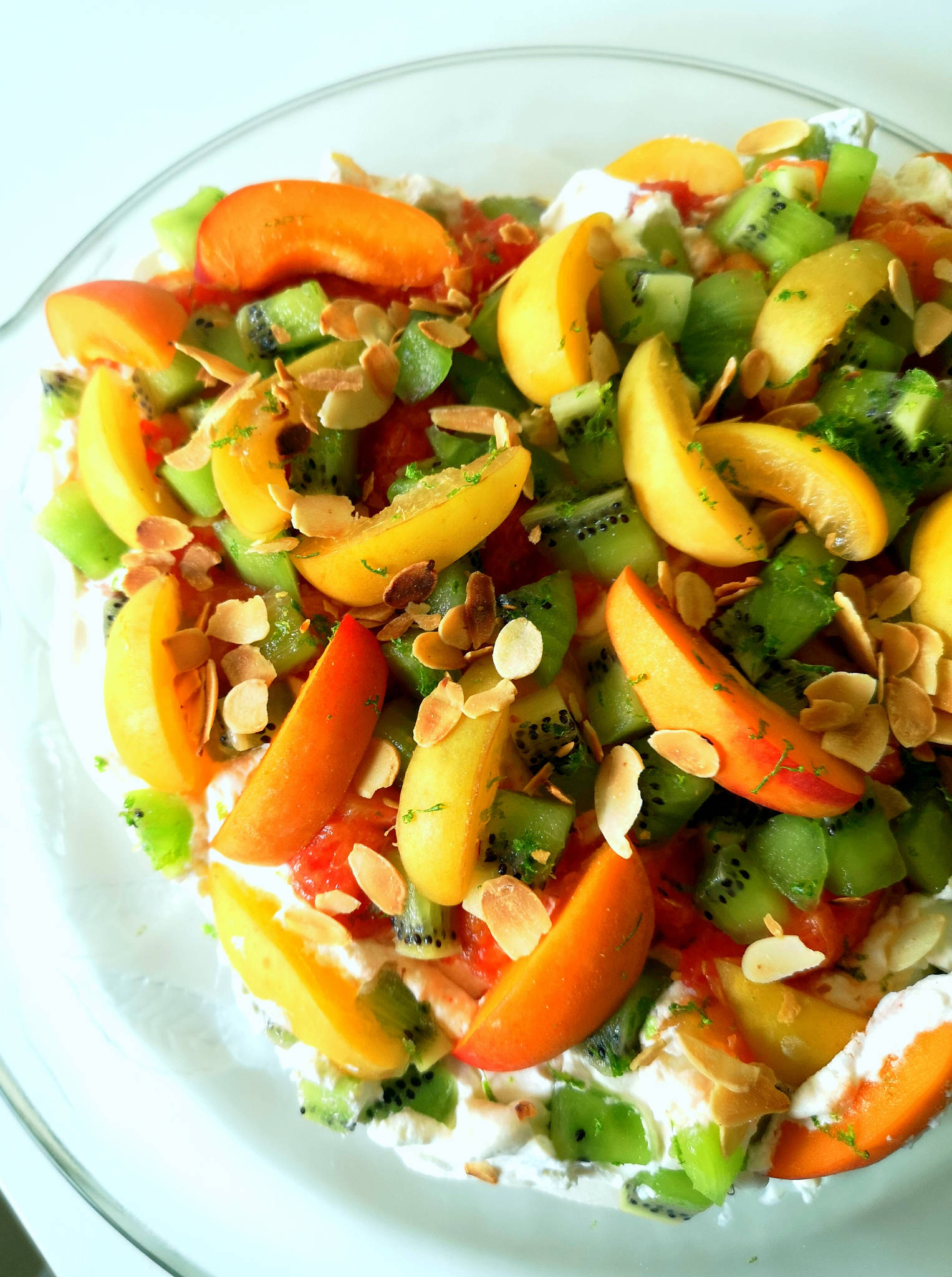 Pavlova aux abricots, aux pêches et aux kiwis