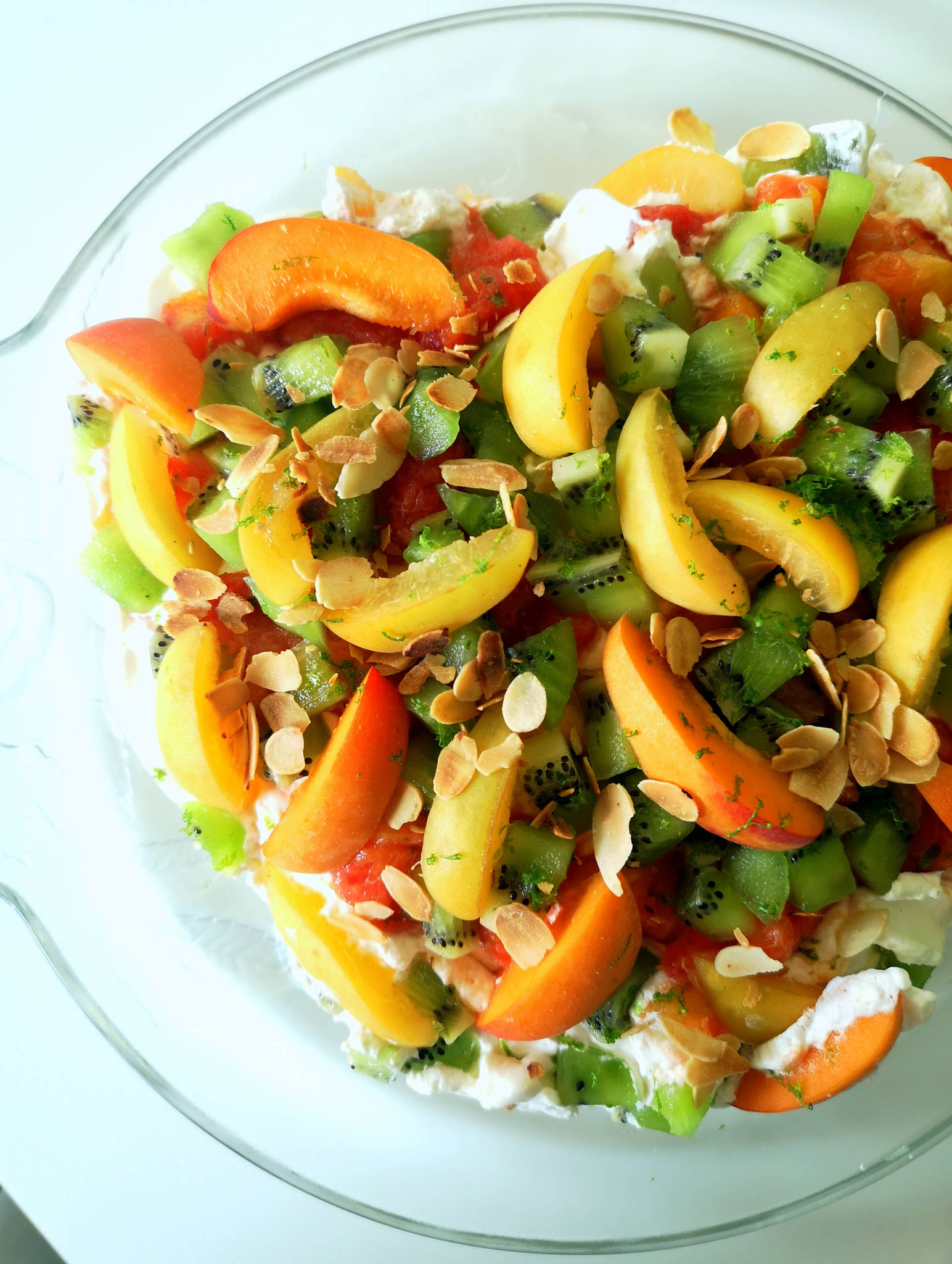 Pavlova aux abricots, aux pêches et aux kiwis