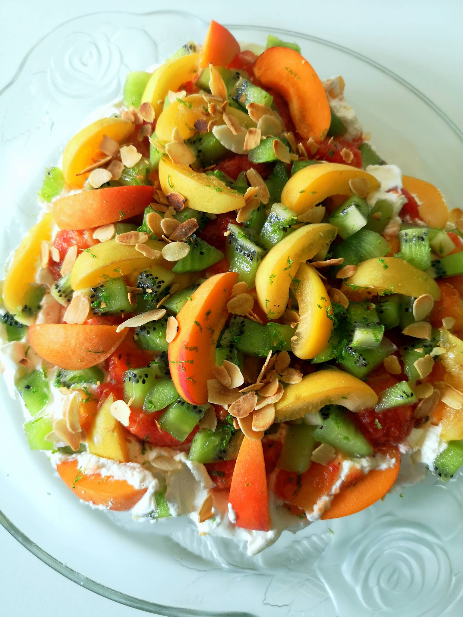 Pavlova aux abricots, aux pêches et aux kiwis