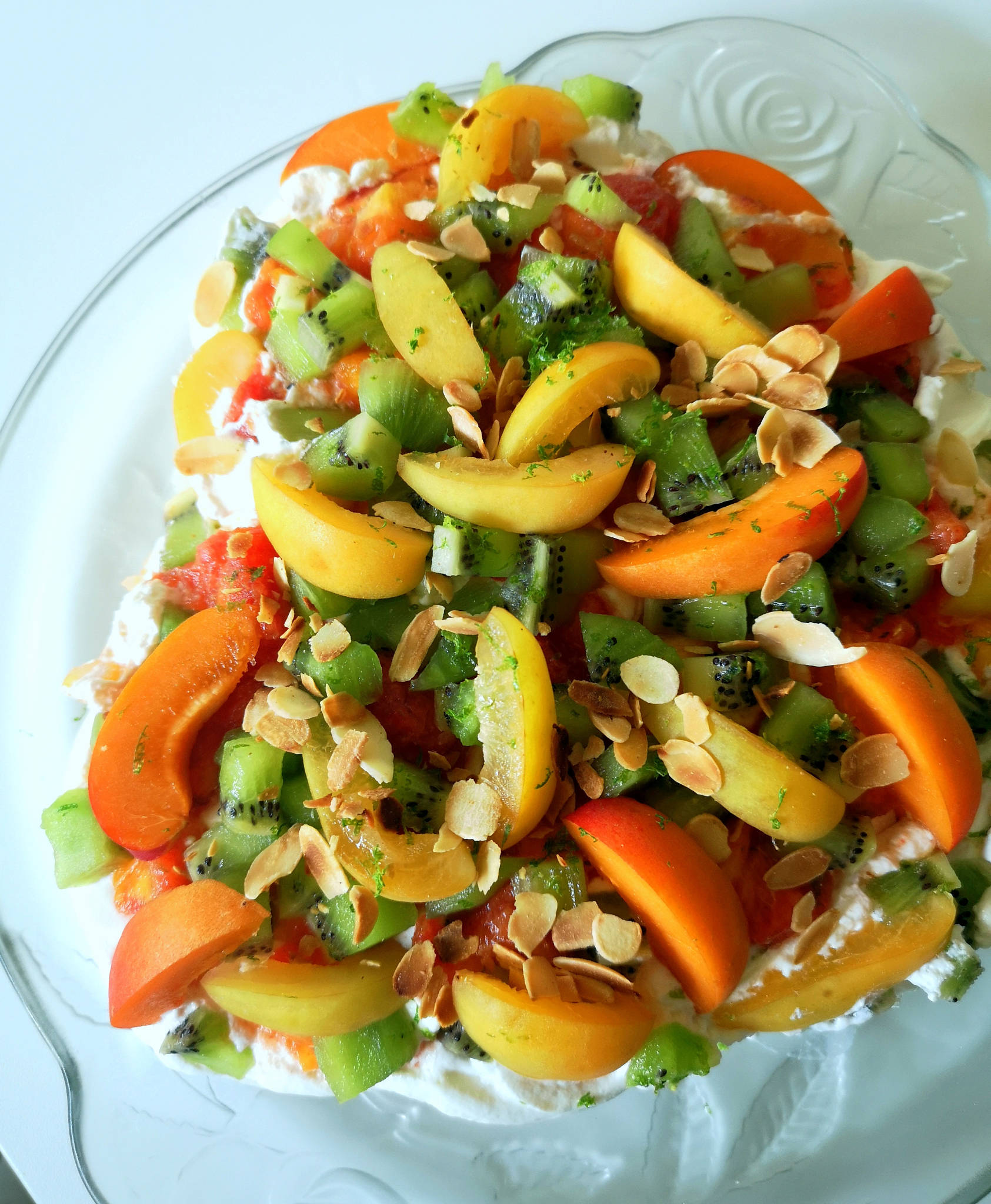 Pavlova aux abricots, aux pêches et aux kiwis