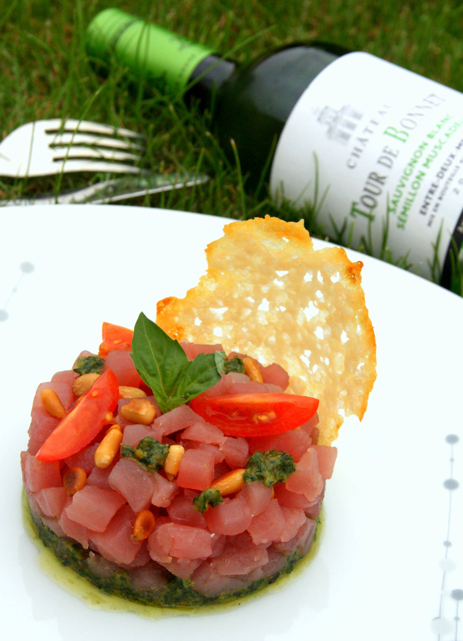 Tartare de thon à l'italienne, pesto maison, tuile de parmesan, Château Tour de Bonnet blanc 2020