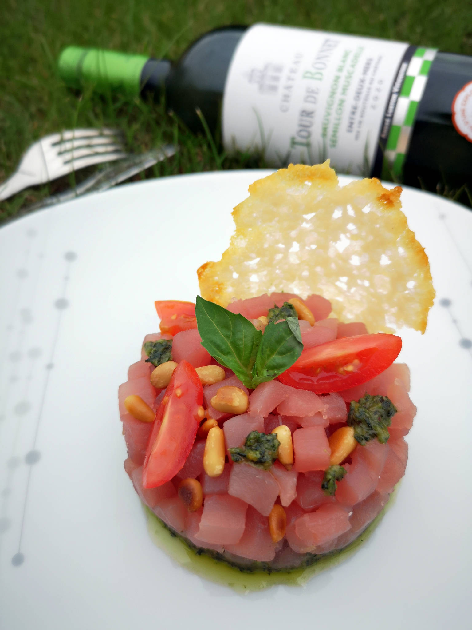 Tartare de thon à l'italienne, pesto maison, tuile de parmesan, Château Tour de Bonnet blanc 2020