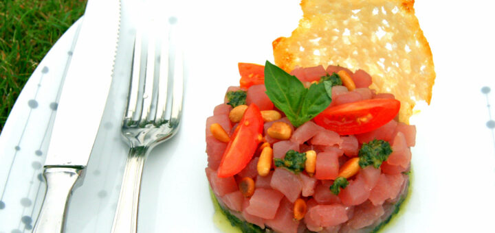 Tartare de thon à l'italienne, pesto maison, tuile de parmesan, Château Tour de Bonnet blanc 2020