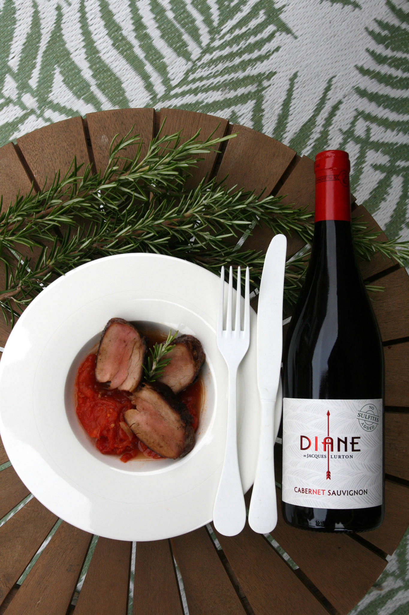 Filet mignon de porc caramélisé, concassée de tomate au thym et au romarin, Diane Cabernet Sauvignon rouge 2020