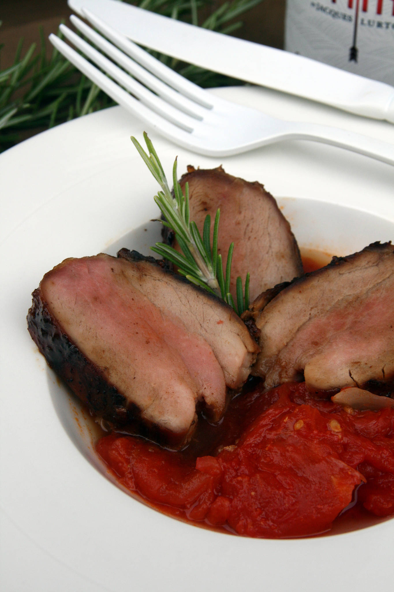 Filet mignon de porc caramélisé, concassée de tomate au thym et au romarin, Diane Cabernet Sauvignon rouge 2020
