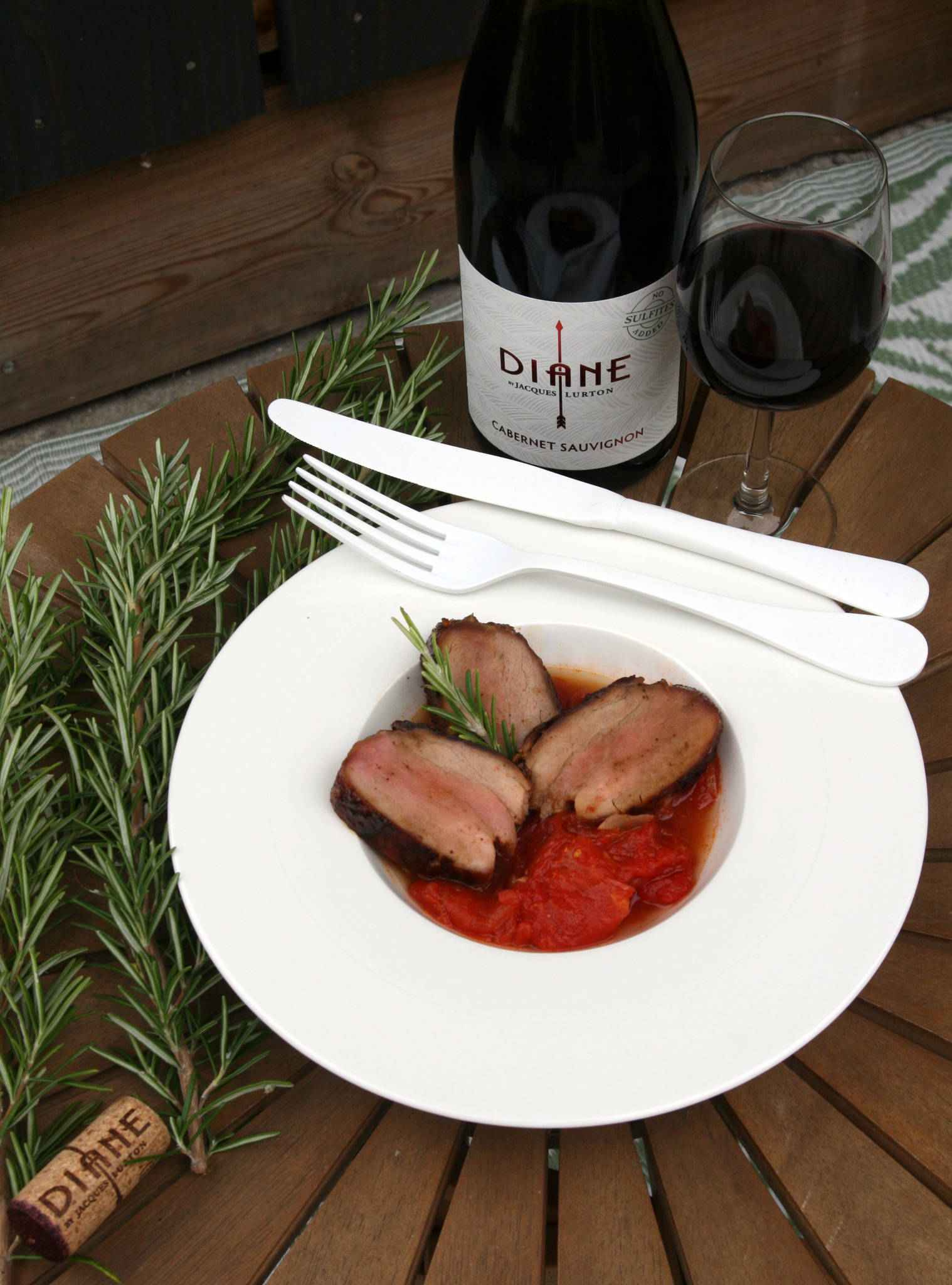 Filet mignon de porc caramélisé, concassée de tomate au thym et au romarin, Diane Cabernet Sauvignon rouge 2020