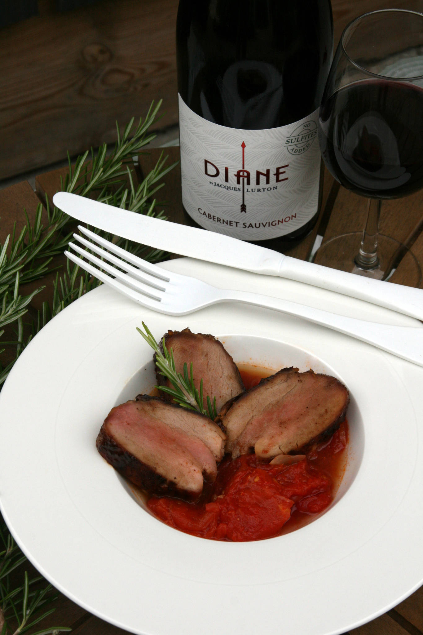 Filet mignon de porc caramélisé, concassée de tomate au thym et au romarin, Diane Cabernet Sauvignon rouge 2020