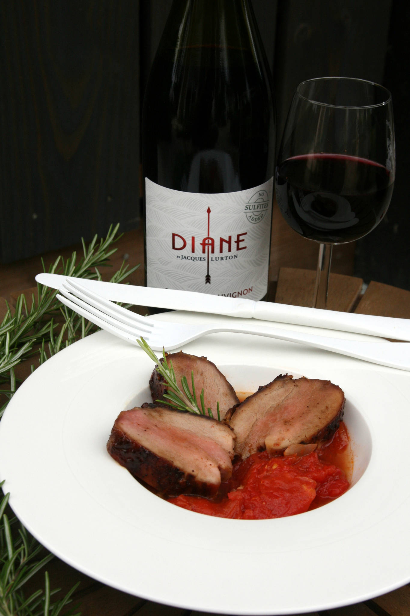 Filet mignon de porc caramélisé, concassée de tomate au thym et au romarin, Diane Cabernet Sauvignon rouge 2020