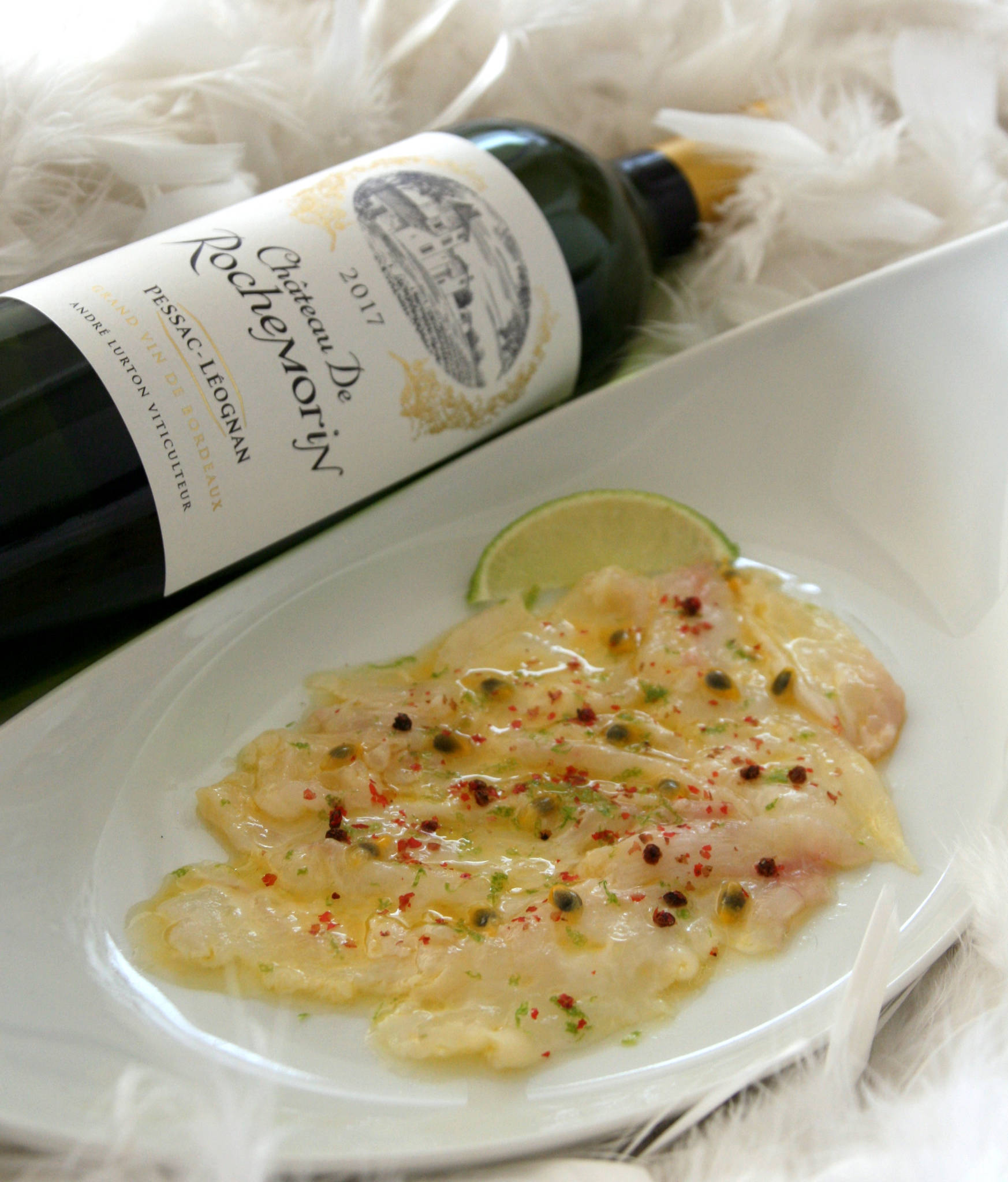 Carpaccio de lotte aux fruits de la passion, Château de Rochemorin blanc 2017