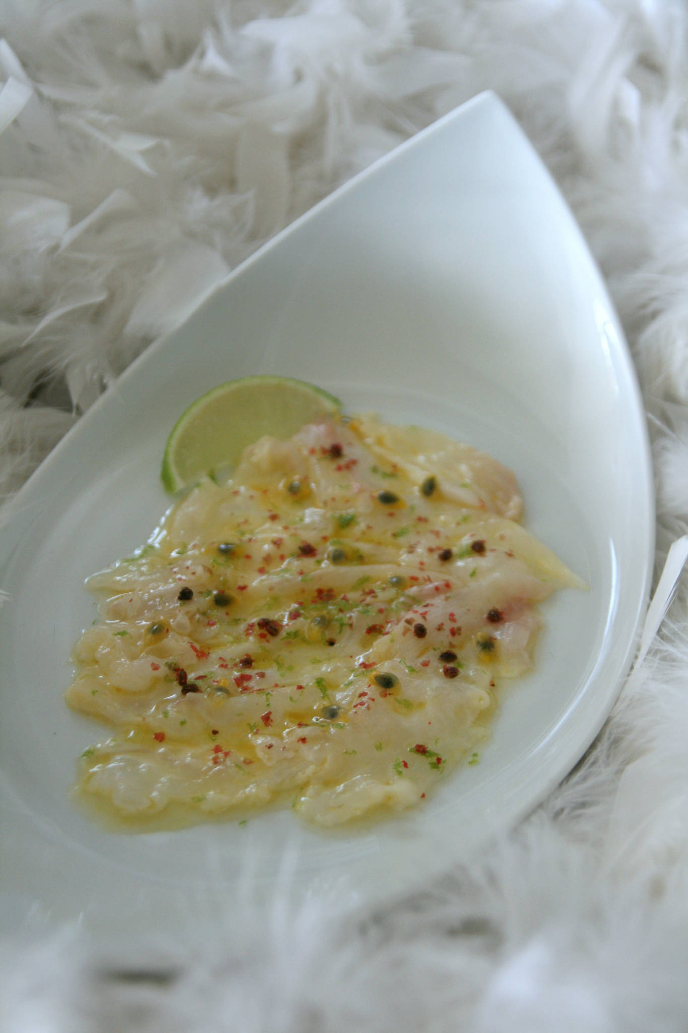 Carpaccio de lotte aux fruits de la passion, Château de Rochemorin blanc 2017